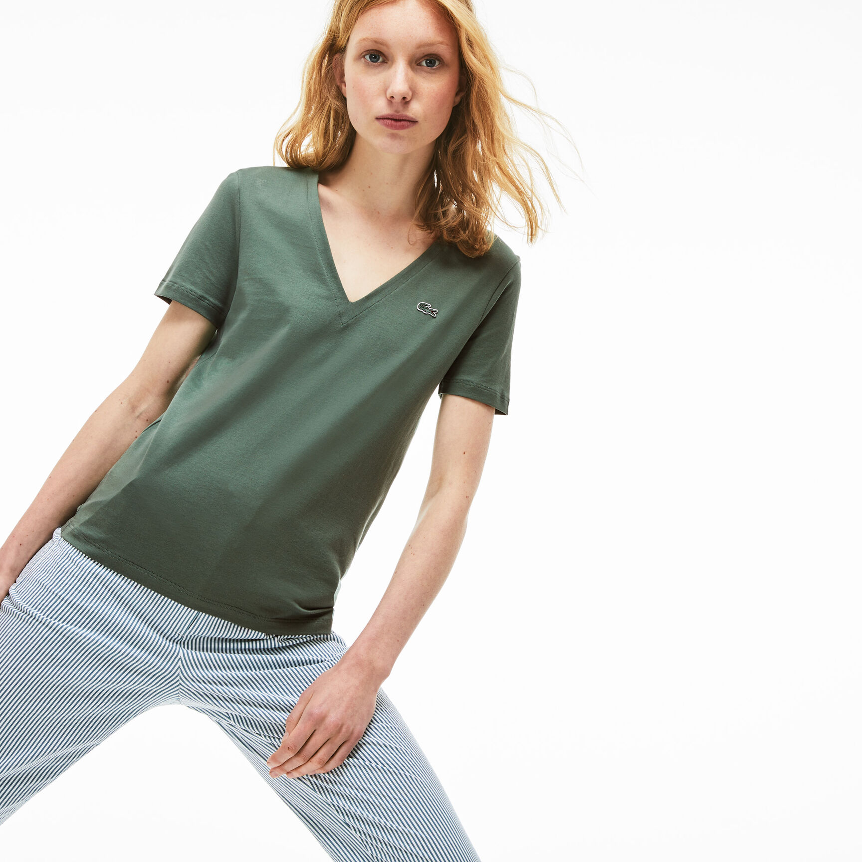 قميص تي-شيرت نسائي من قطن الجيرسيه ذو قصة ضيقة وفتحة رقبة على شكل حرف V قميص تي-شيرت نسائي من قطن الجيرسيه ذو قصة ضيقة وفتحة رقبة على شكل حرف V