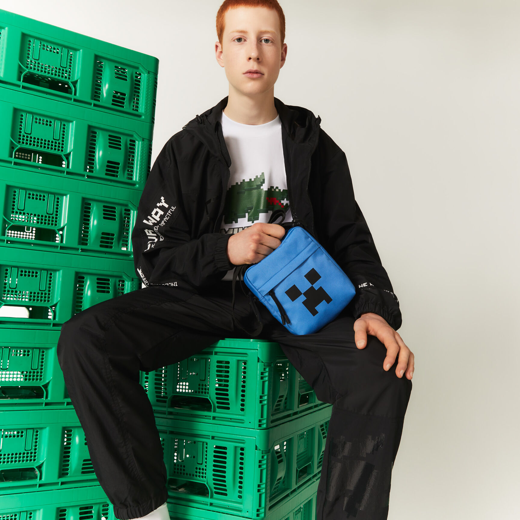 حقيبة كروس عمودية قنب مطبوعة للرجال مجموعة Lacoste x Minecraft