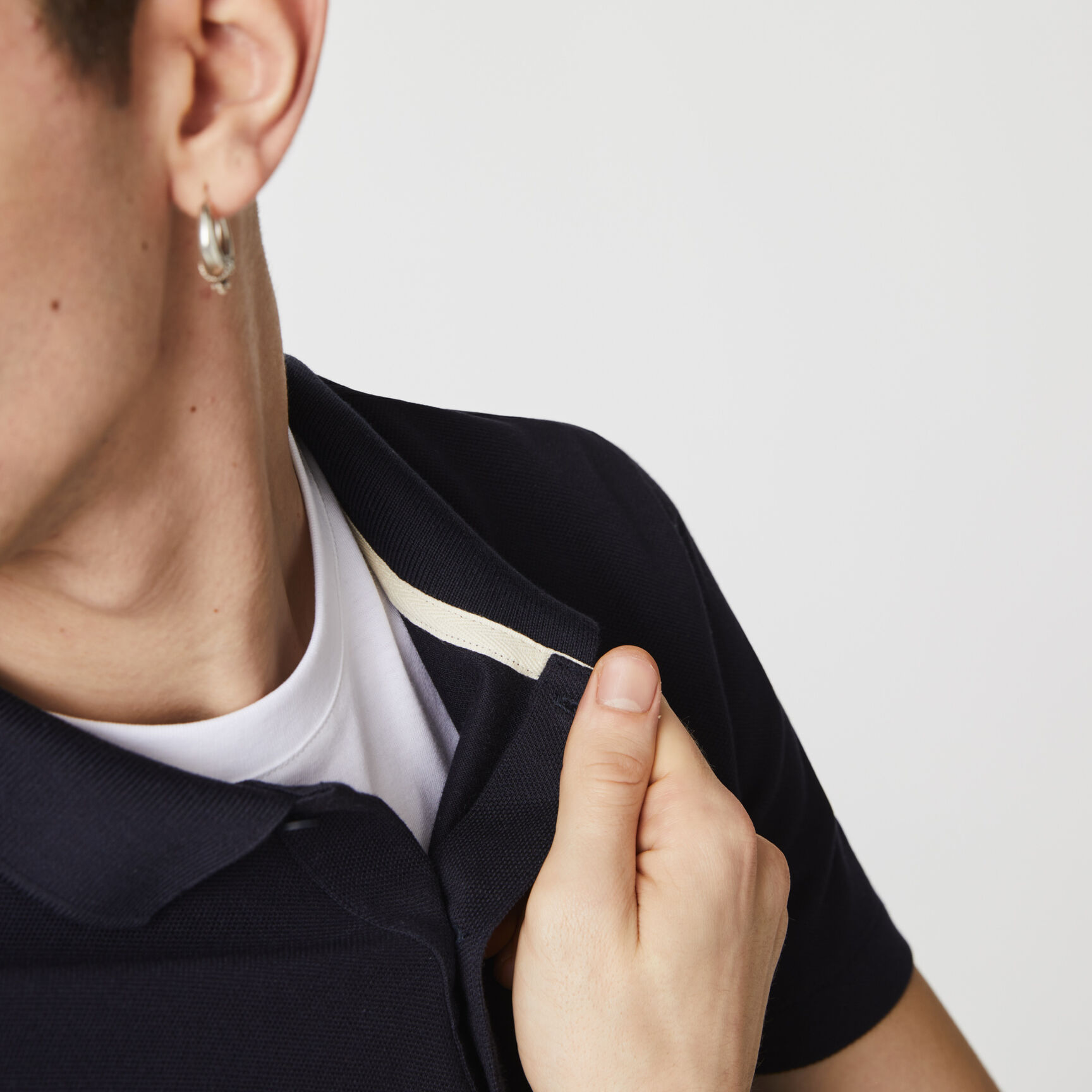 قميص بولو من بيكيه القطن للرجال بقصة عادية وشارة قميص بولو من بيكيه القطن للرجال بقصة عادية وشارة