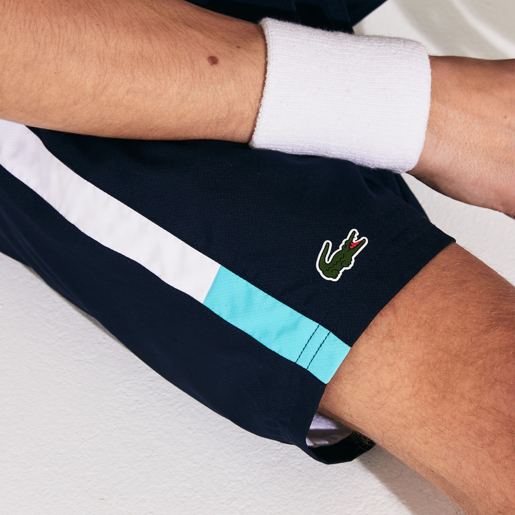 شورت من قماش خفيف مزدان بخطوط ذات ألوان متباينة من مجموعة Lacoste SPORT للرجال