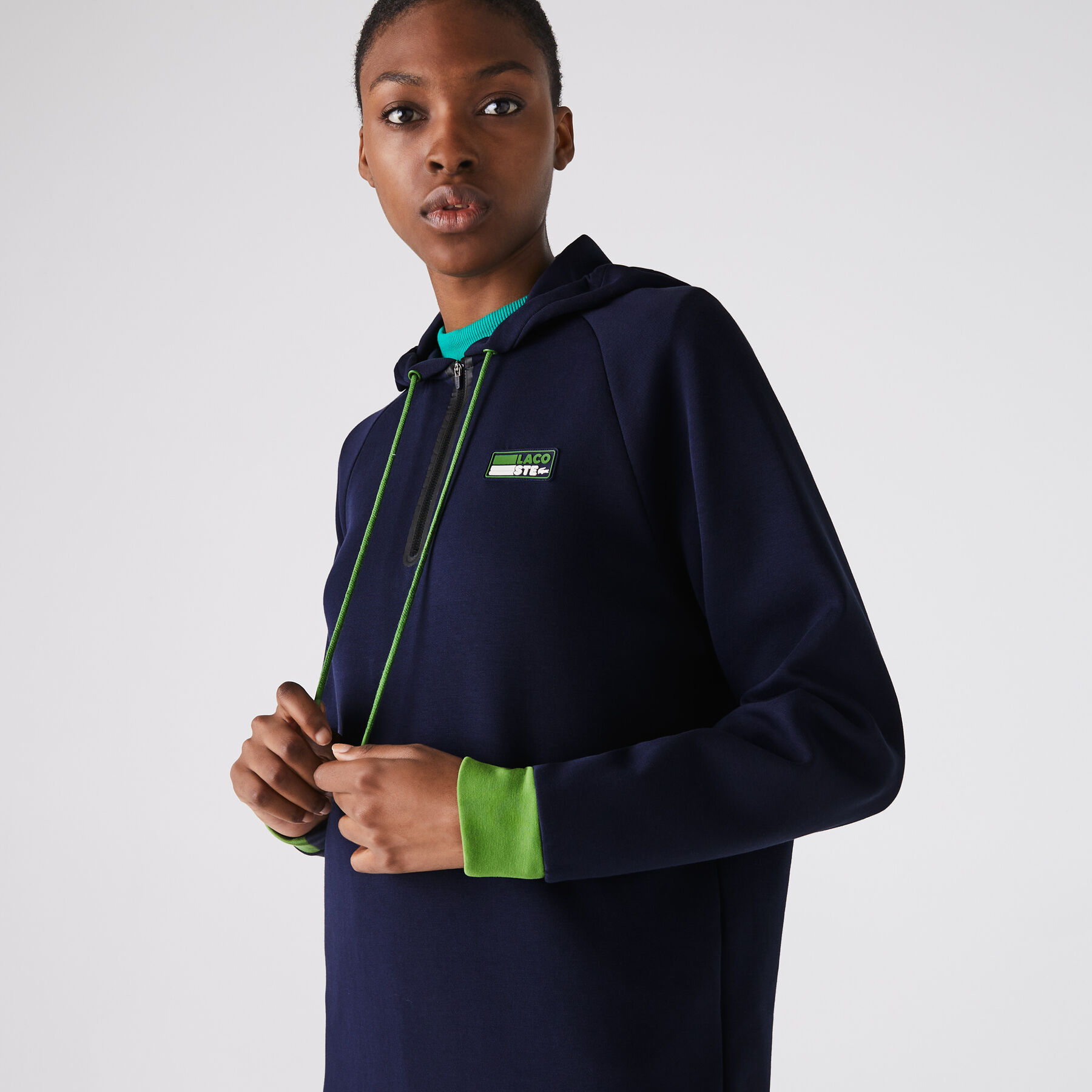 فستان بشكل سويت شيرت مع غطاء رأس من مزيج القطن مجموعة Lacoste SPORT للنساء لاكوست فستان بشكل سويت شيرت مع غطاء رأس من مزيج القطن مجموعة lacoste sport للنساء