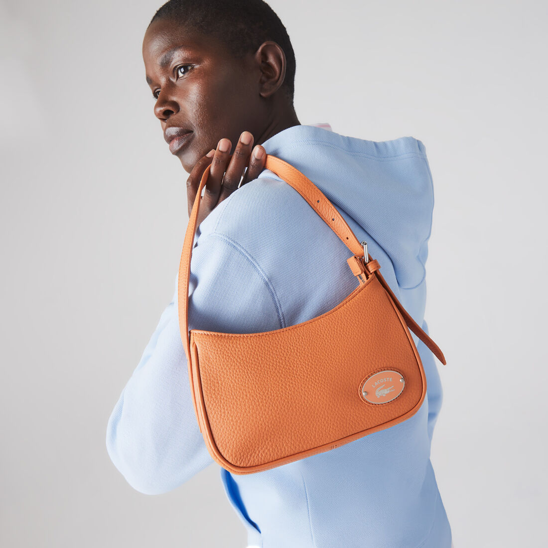 حقيبة لاكوست بتصميم مستطيل مزين بحلية معدنية جلد بارز الملمس للنساء