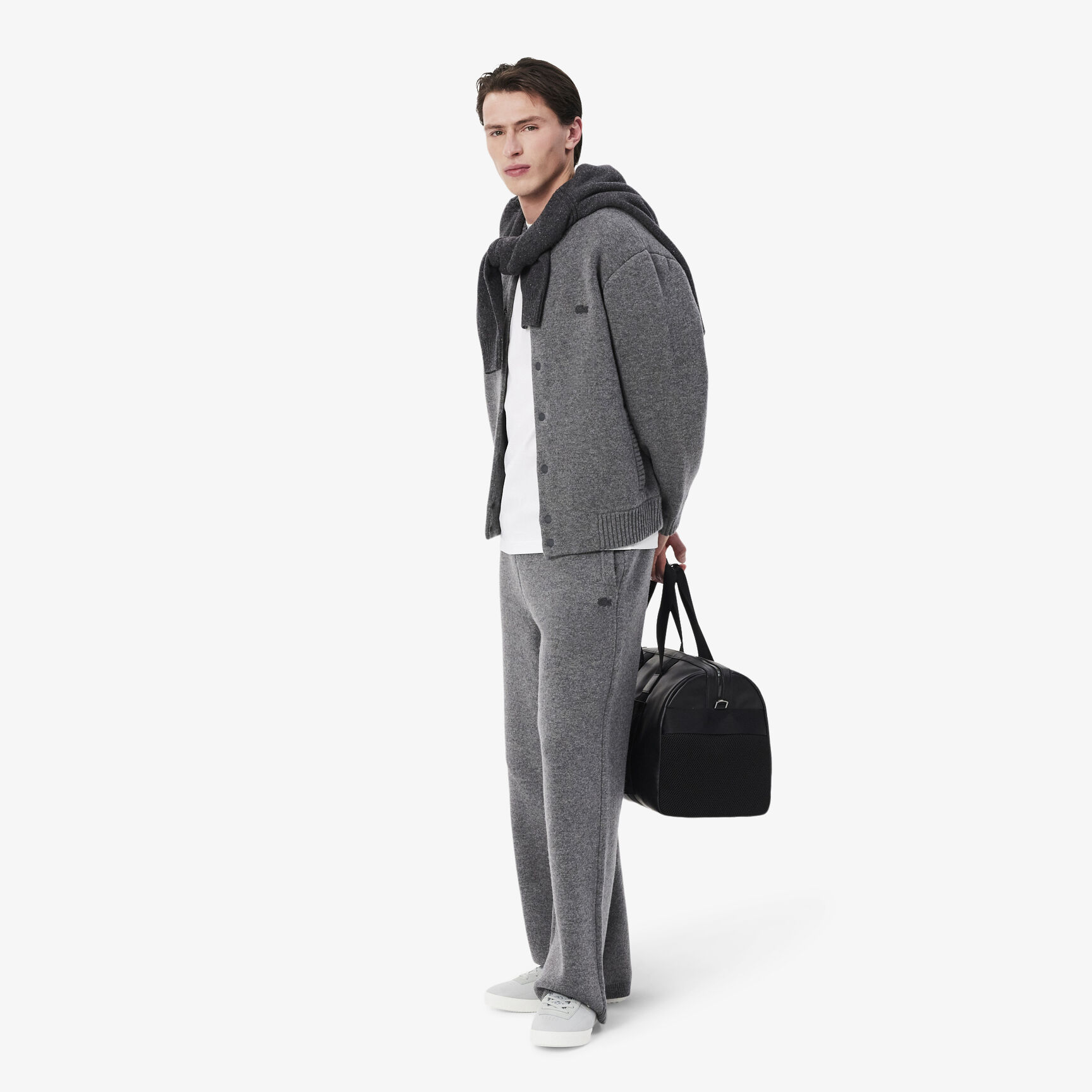 تي شيرت قطني مع جيب على الصدر