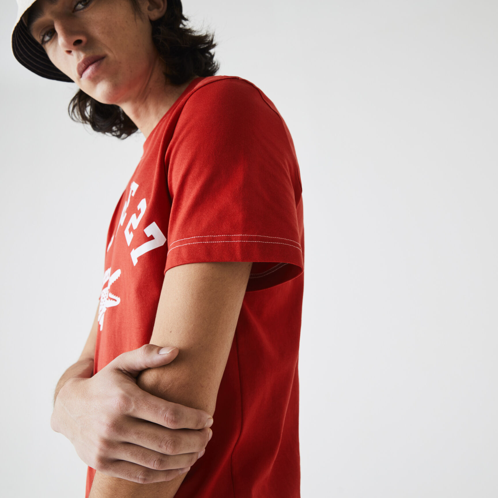 تيشيرت قطن بفتحة رقبة مستديرة وطبعة Lacoste 27 للرجال تيشيرت قطن بفتحة رقبة مستديرة وطبعة Lacoste 27 للرجال