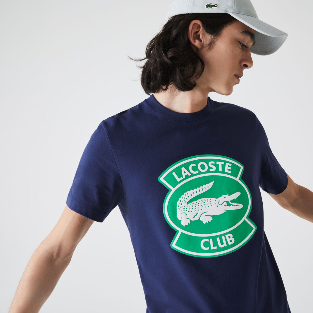 تي شيرت قطني للرجال بفتحة رقبة مستديرة وشارة Lacoste Club بالحجم الكبير