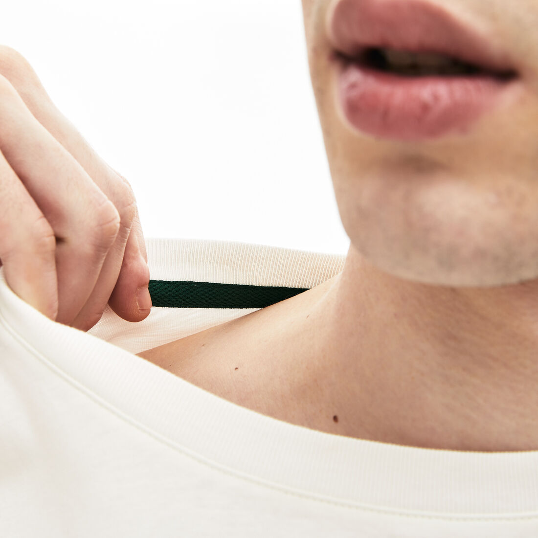 قميص تي-شيرت بفتحة رقبة مستديرة بخطوط مطبوعة للرجال قميص تي-شيرت بفتحة رقبة مستديرة بخطوط مطبوعة للرجال