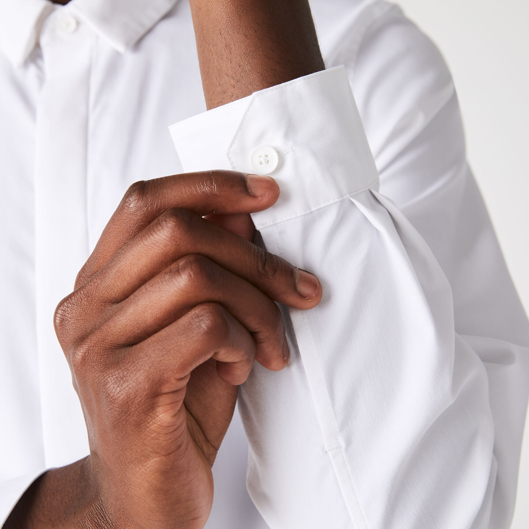 قميص قطن بوبلين مطاطي بصف أزرار خفي وقصة ضيقة للرجال