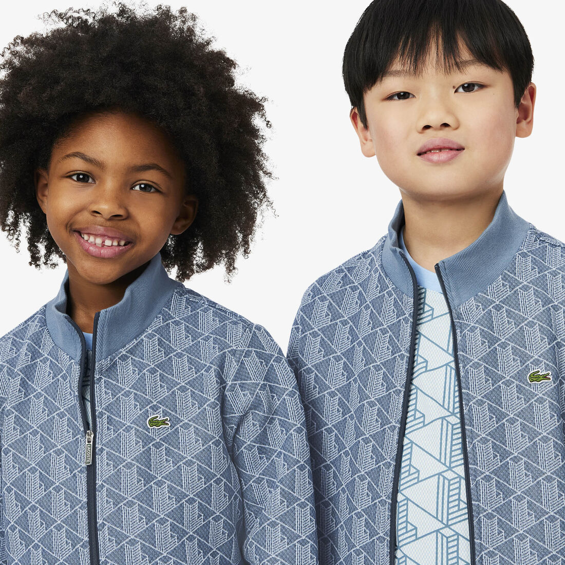 سويت شيرت باريس مونوغرام برقبة عالية وسحاب سويت شيرت باريس مونوغرام برقبة عالية وسحاب