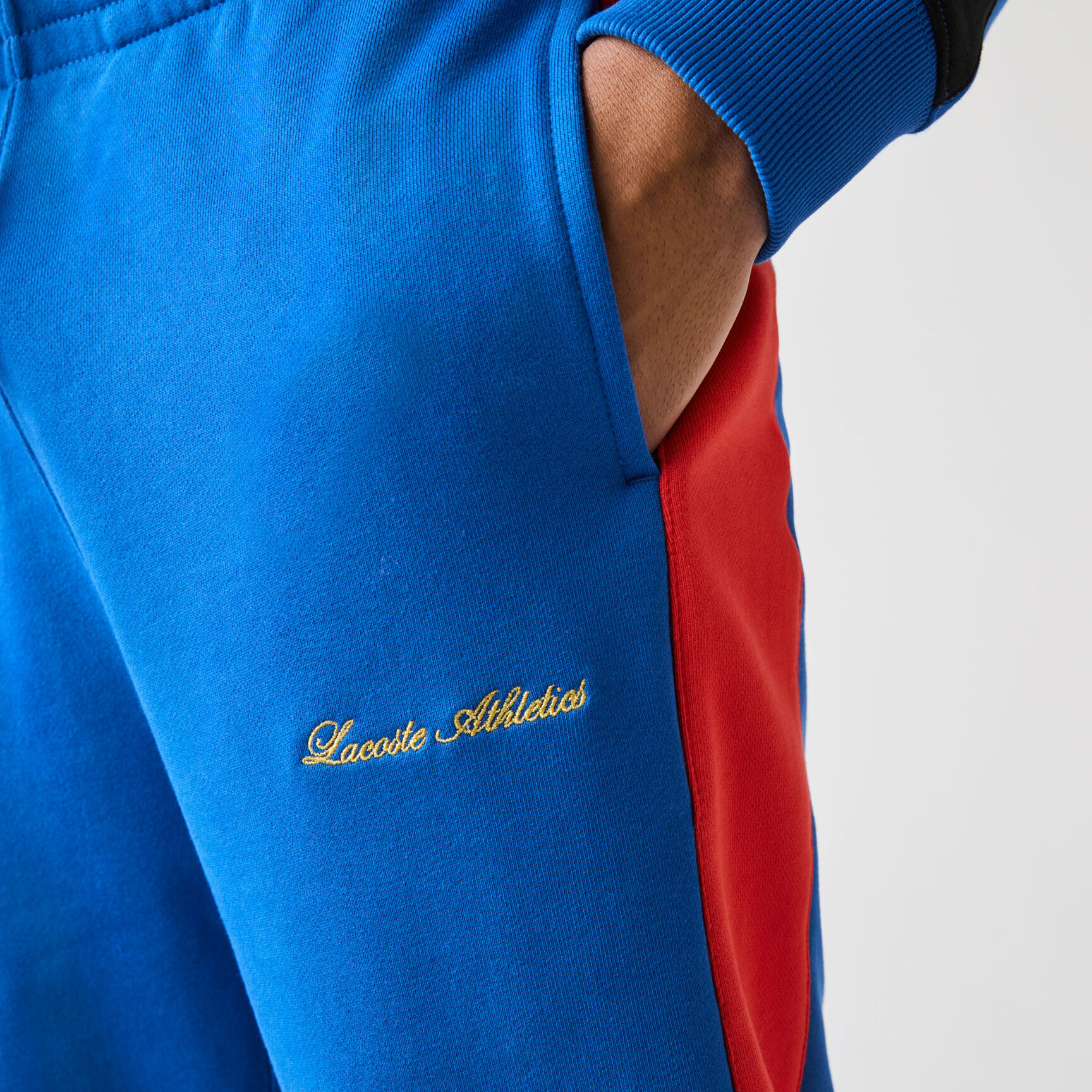 بنطال رياضي مزدوج اللون مع تطريز ذهبي مجموعة Lacoste LIVE للرجال بنطال رياضي مزدوج اللون مع تطريز ذهبي مجموعة Lacoste LIVE للرجال