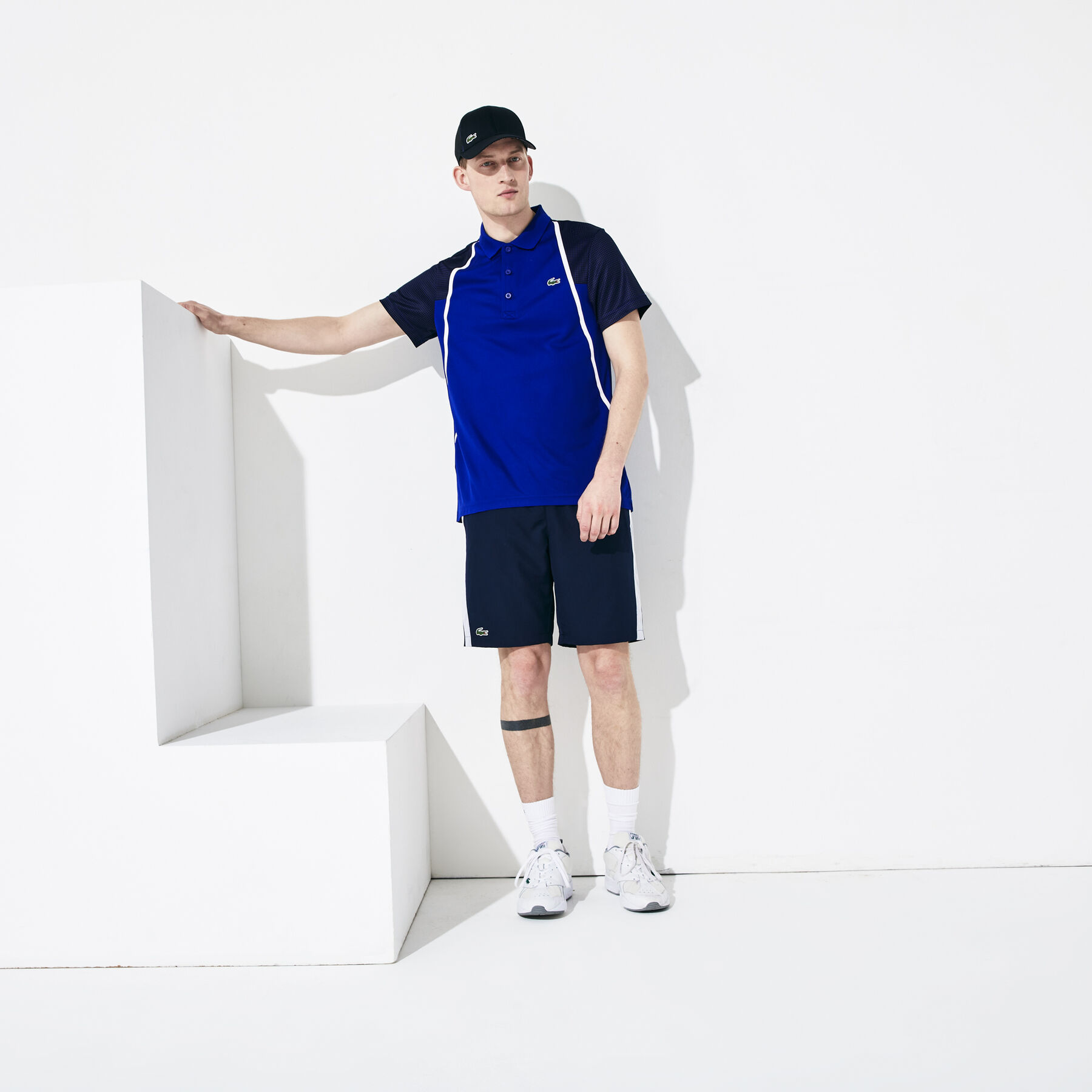 شورت رياضي للعب التنس بقصة متباينة من مجموعة LacosteSPORT للرجال لاكوست شورت رياضي للعب التنس بقصة متباينة من مجموعة lacostesport للرجال