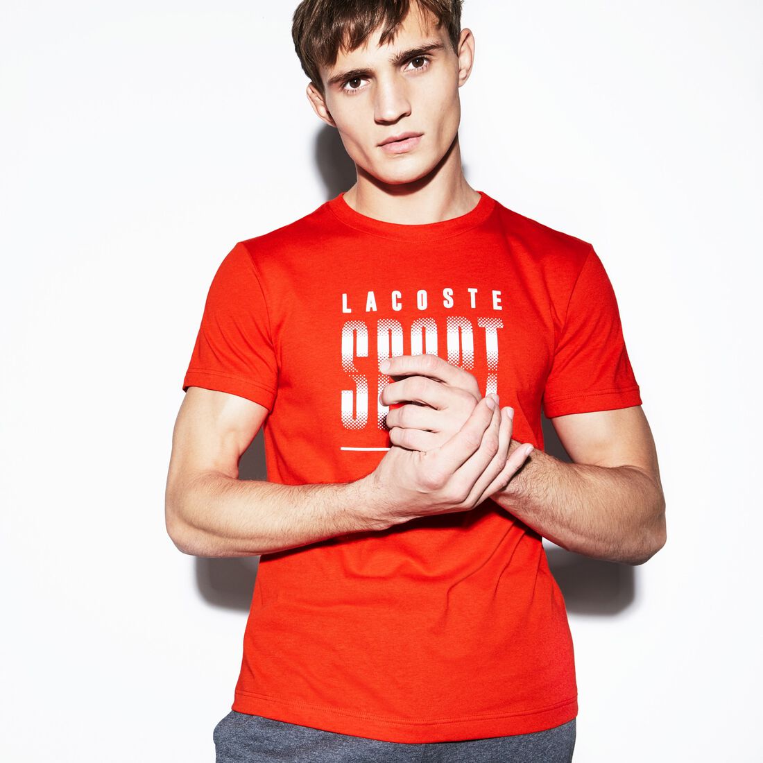 قميص تي-شيرت للرجال لرياضة التنس من الجيرسيه العملي بفتحة رقبة دائرية ومزدان بحروف أنيقة من مجموعة Lacoste SPORT قميص تي-شيرت للرجال لرياضة التنس من الجيرسيه العملي بفتحة رقبة دائرية ومزدان بحروف أنيقة من مجموعة Lacoste SPORT