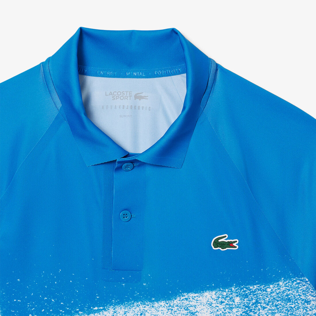 قميص بولو لاكوست للتنس x نوفاك ديوكوفيتش في الملعب قميص بولو لاكوست للتنس x نوفاك ديوكوفيتش في الملعب
