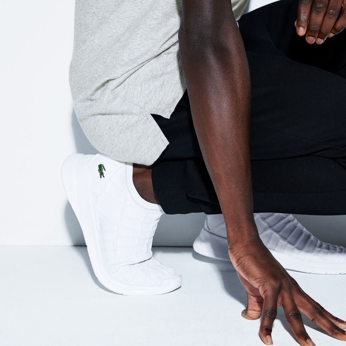 قميص بولو قطني للرجال بسحاب عند الياقة وعلامة التمساح المجسمة من مجموعة Lacoste SPORT قميص بولو قطني للرجال بسحاب عند الياقة وعلامة التمساح المجسمة من مجموعة Lacoste SPORT