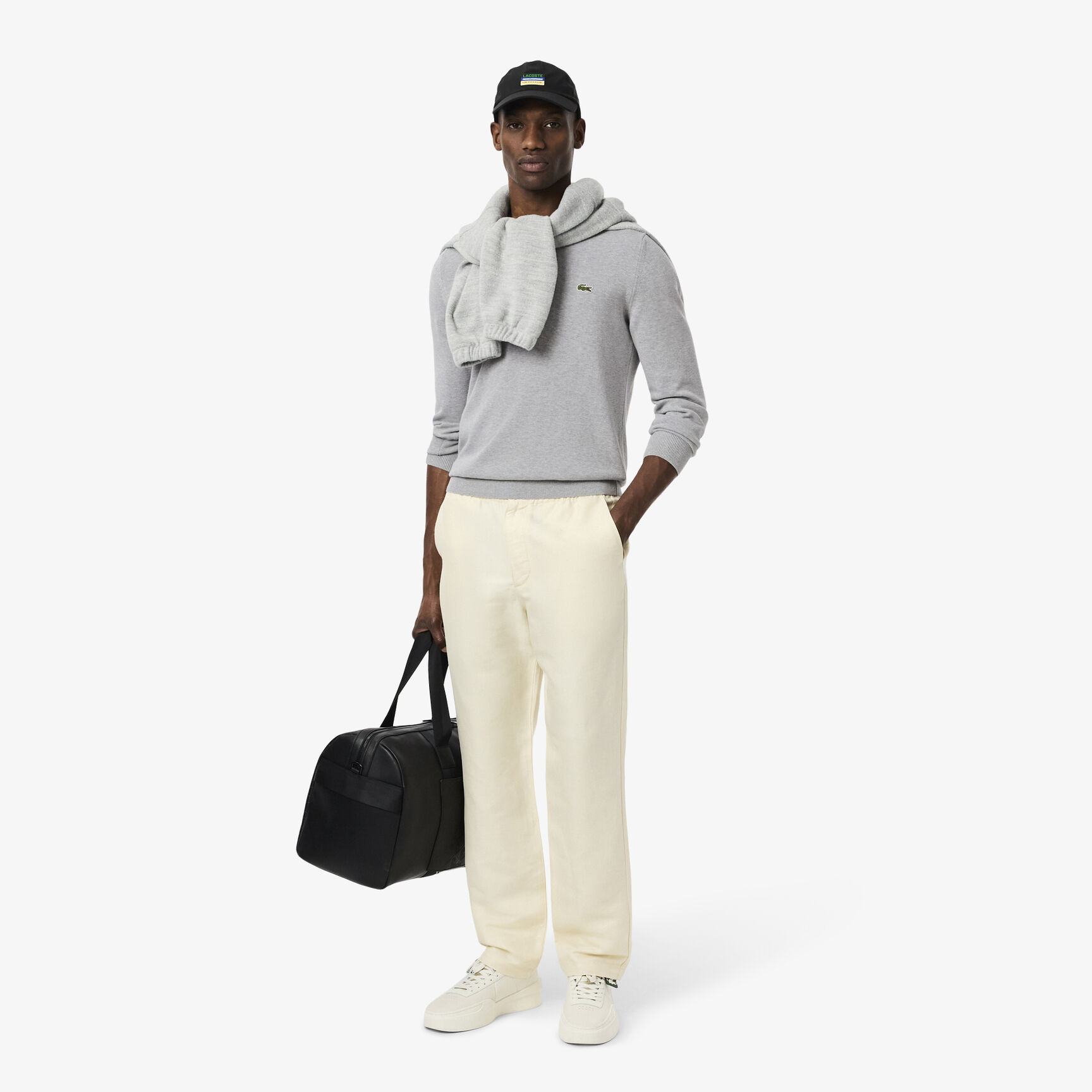 سترة قطنية أحادية اللون بفتحة رقبة على شكل حرف V سترة قطنية أحادية اللون بفتحة رقبة على شكل حرف V