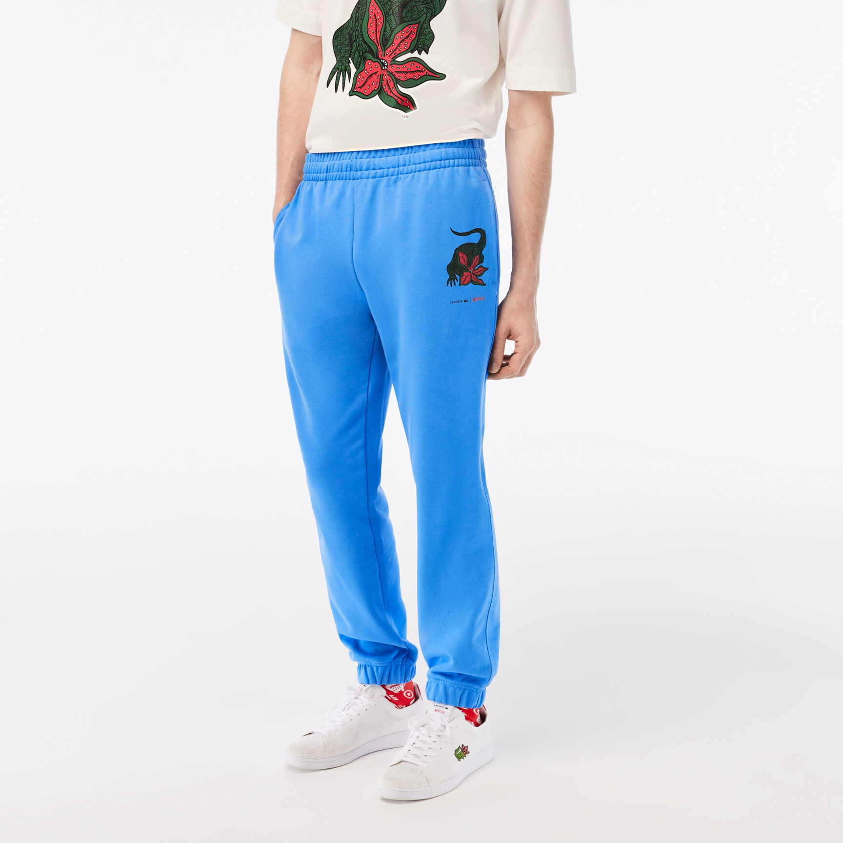 بنطال رياضي بطبعة تمساح للرجال مجموعة Lacoste x Netflix بنطال رياضي بطبعة تمساح للرجال مجموعة Lacoste x Netflix