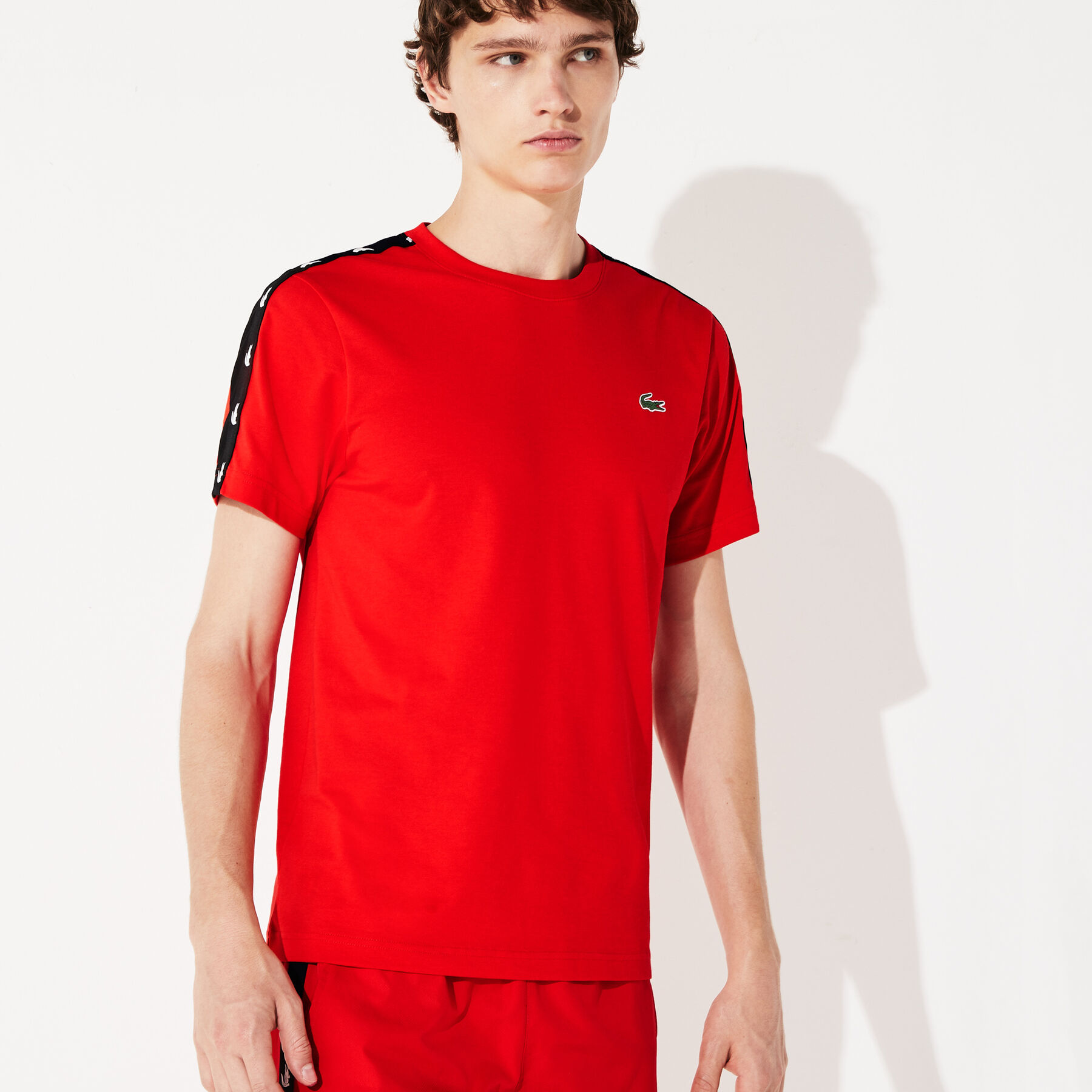 لاكوست قميص تي شيرت من البيكيه المسامي مزدان بخطوط مطبوع عليها تماسيح من مجموعة lacoste sport للرجال