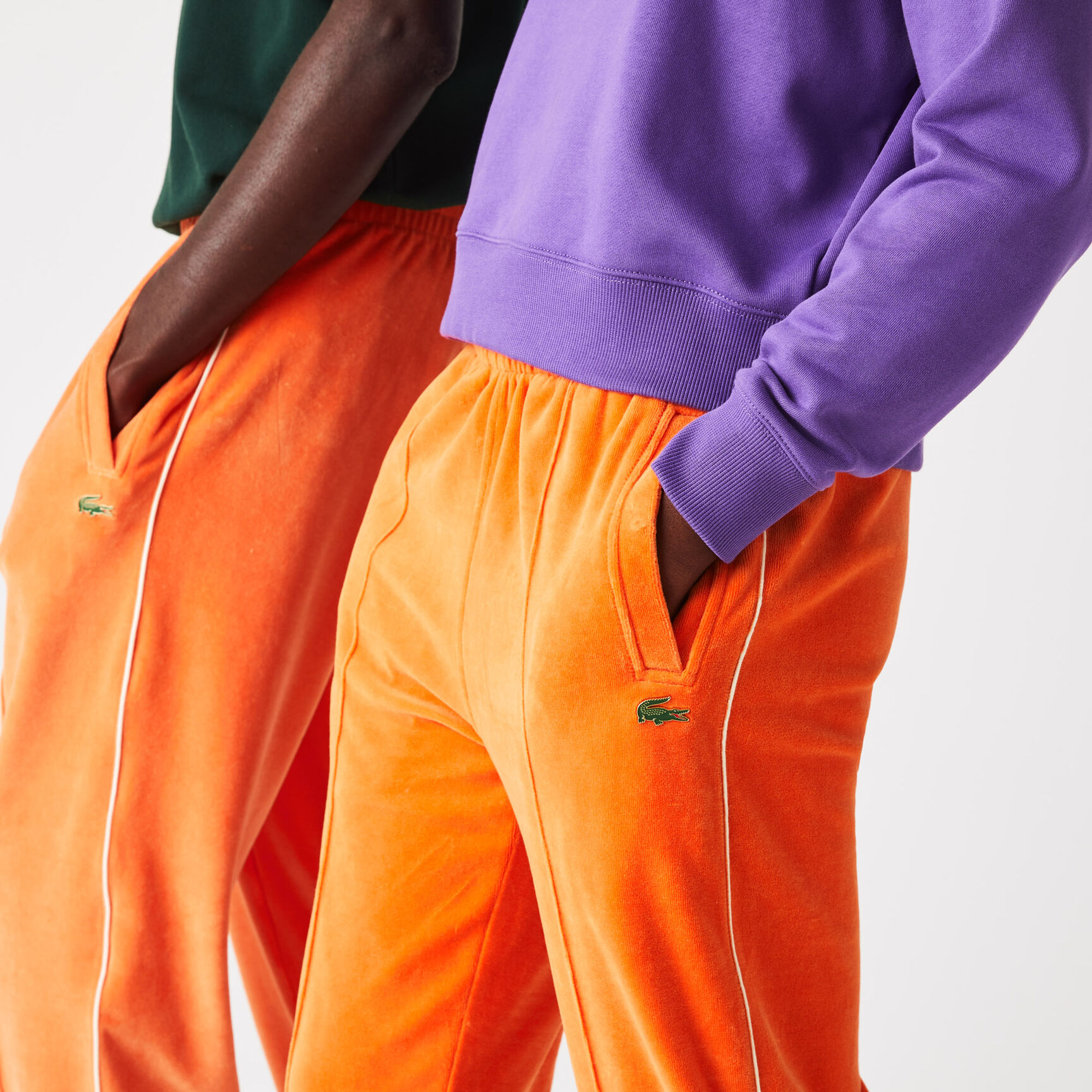 بنطلون رياضي مخمل للجنسين من مجموعة Lacoste L!VE