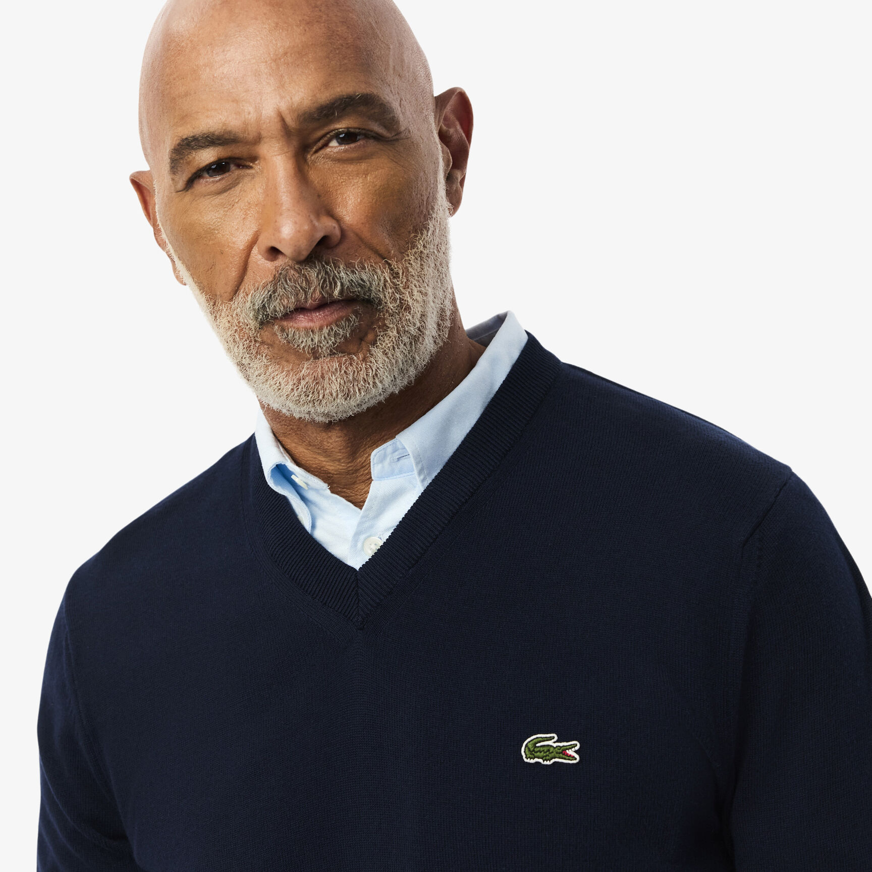 سترة قطنية أحادية اللون بفتحة رقبة على شكل حرف V سترة قطنية أحادية اللون بفتحة رقبة على شكل حرف V