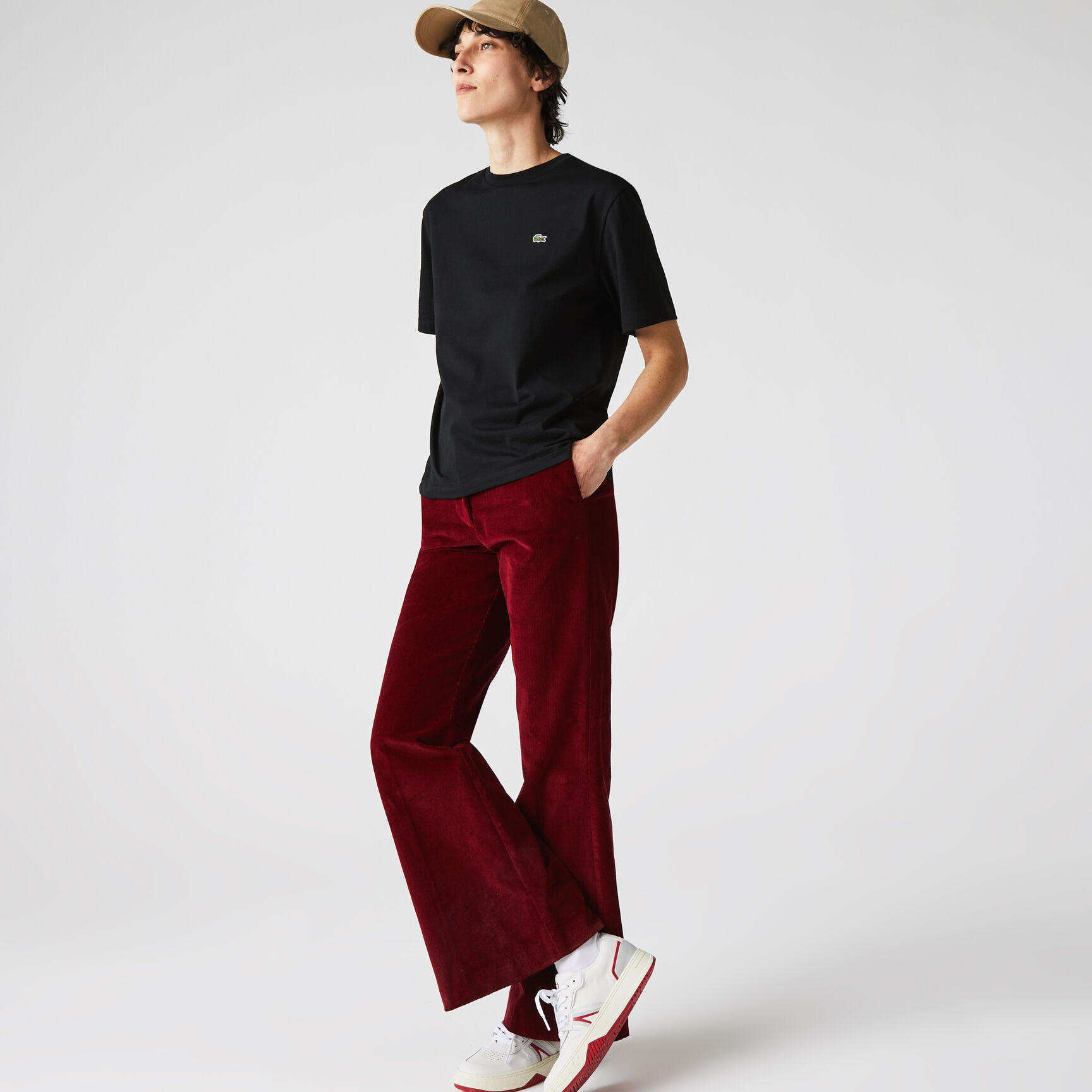 تي شيرت قطن بقصّة فضفاضة وفتحة رقبة على شكل حرف V&rlm; للنساء