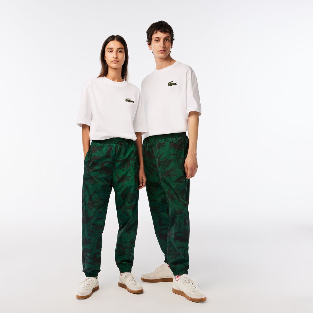 بنطال رياضي مطبوع للجنسين مجموعة Lacoste x Netflix