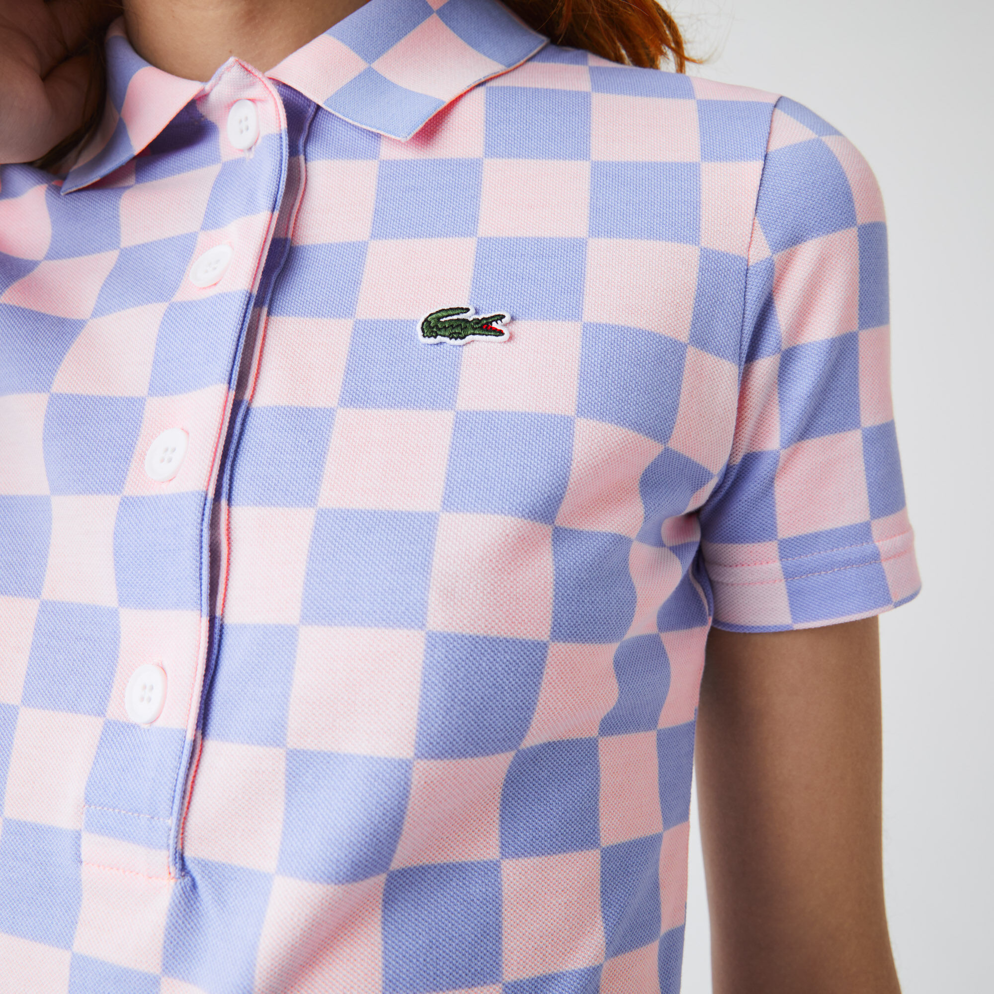 فستان بولو للنساء بيكيه القطن وأنماط رقعة الداما مجموعة Lacoste LIVE فستان بولو للنساء بيكيه القطن وأنماط رقعة الداما مجموعة Lacoste LIVE