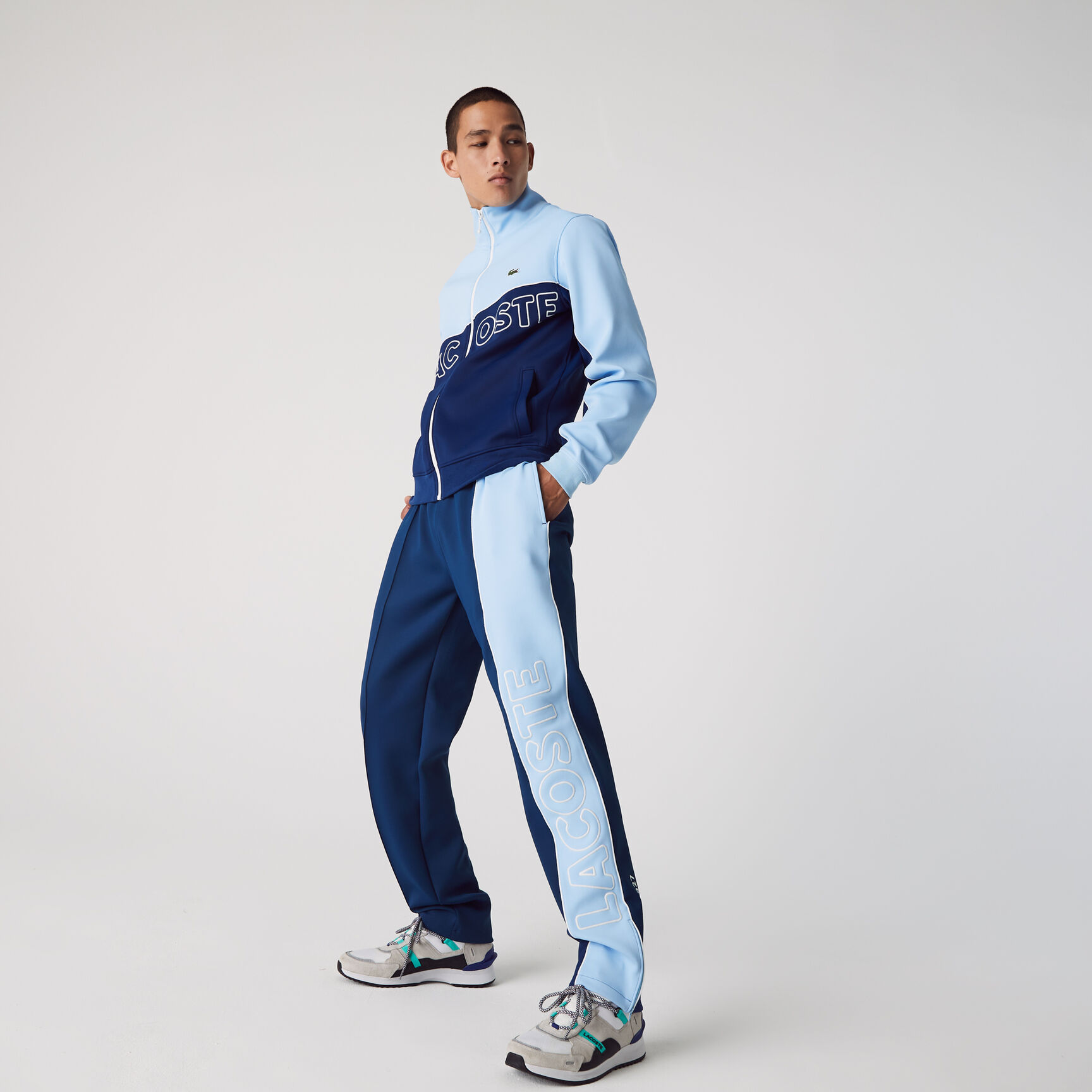 بنطال رياضي من النيوبرين الخفيف مع كتل لونية من مجموعة Lacoste LIVE للجنسين بنطال رياضي من النيوبرين الخفيف مع كتل لونية من مجموعة Lacoste LIVE للجنسين