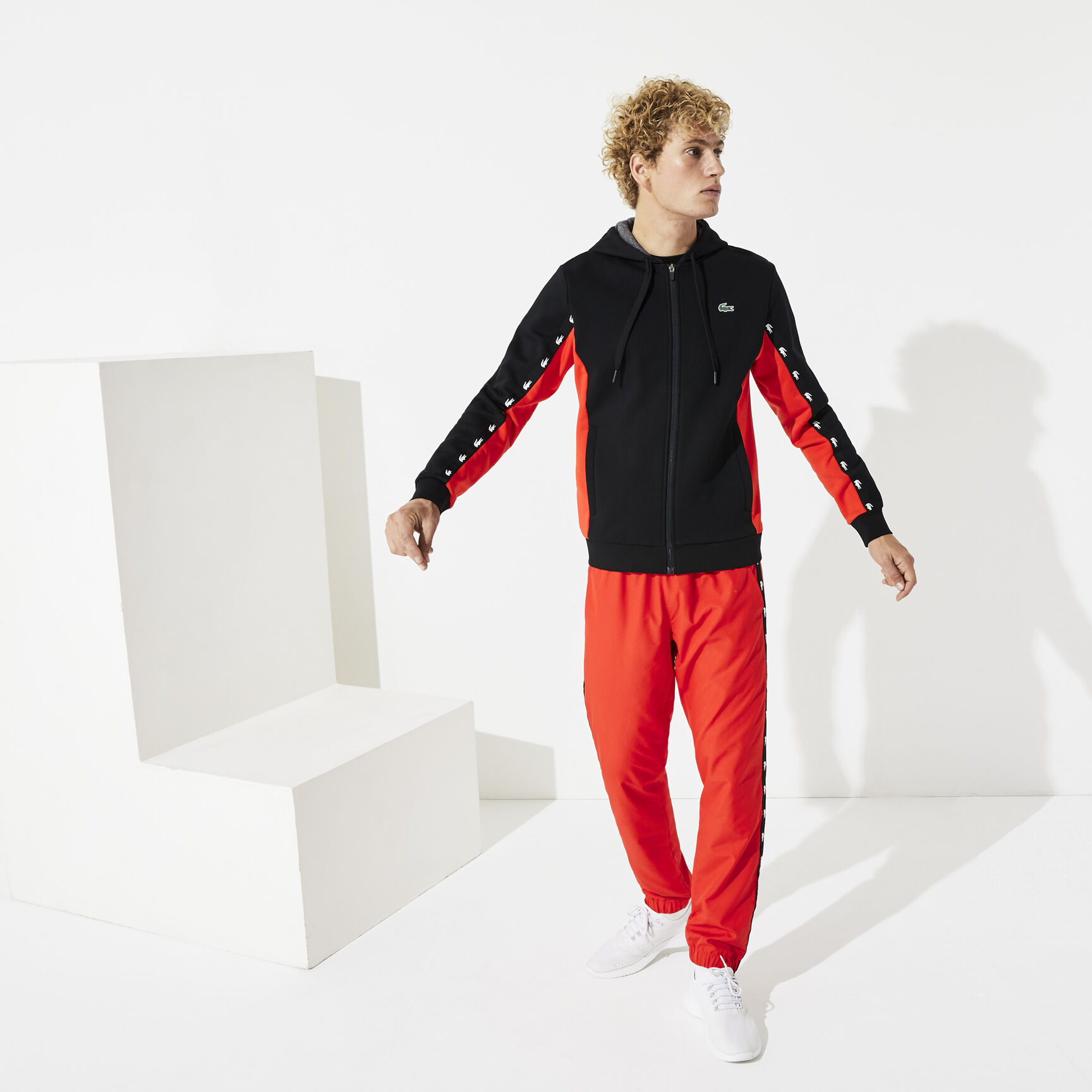 قميص ثقيل للرجال مصنوع من الصوف بلونين ومزود بغطاء رأس من مجموعة Lacoste SPORT