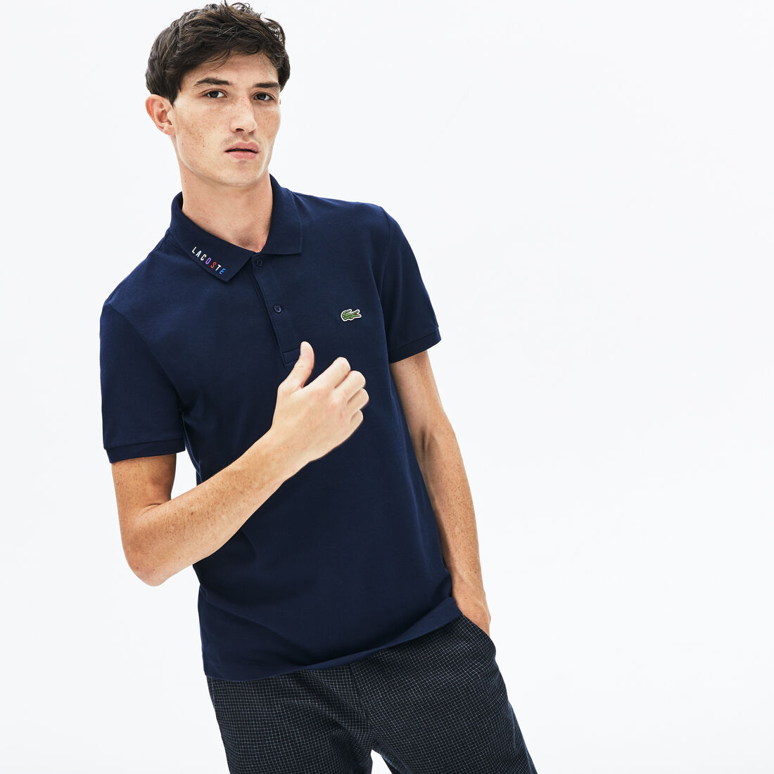 قميص بولو للرجال من بيكيه المرن ذو قصة ضيقة وكلمة Lacoste المميزة بألوان متعددة