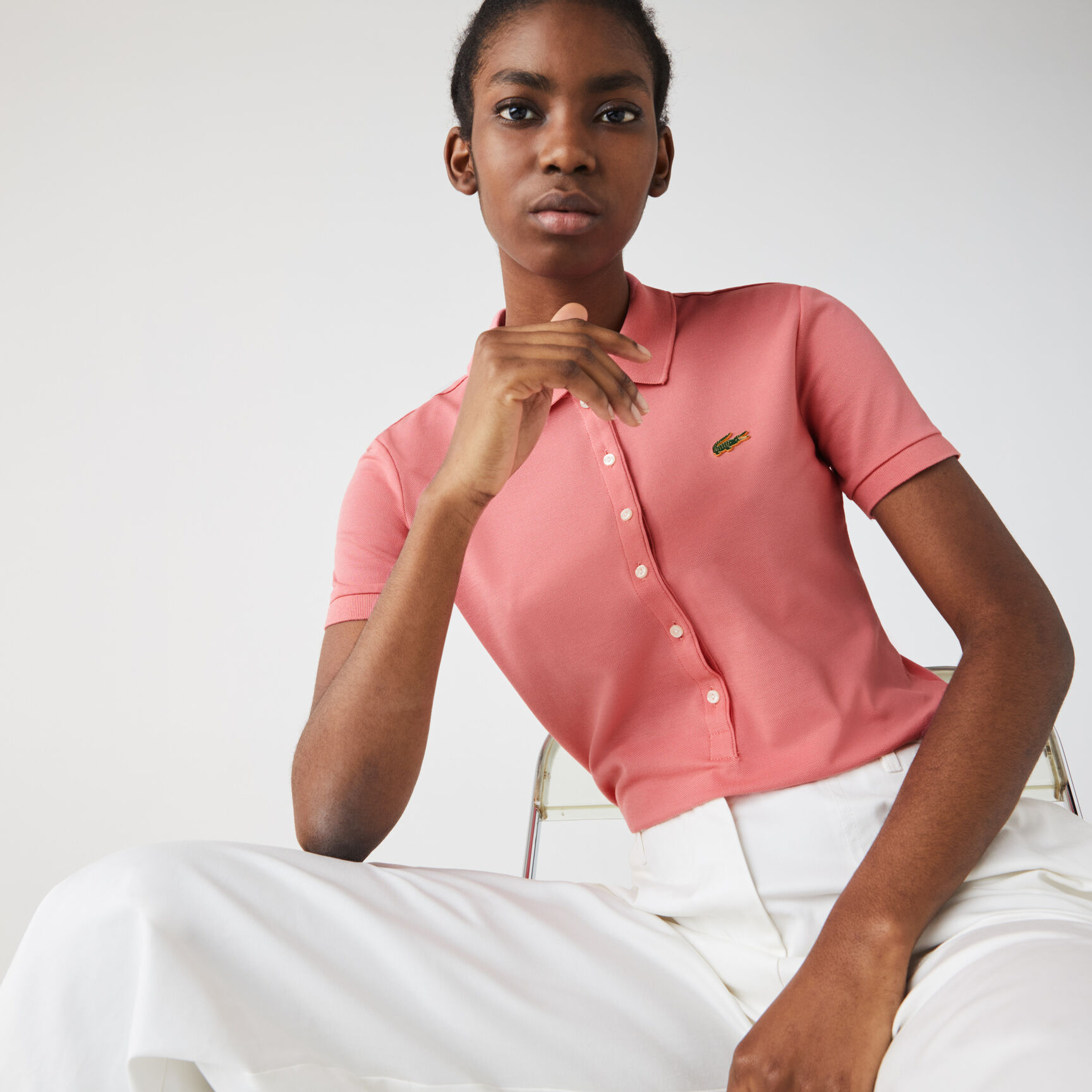 قميص بولو من بيكيه القطن المرن قصة ضيقة مجموعة Lacoste LIVE للنساء قميص بولو من بيكيه القطن المرن قصة ضيقة مجموعة Lacoste LIVE للنساء