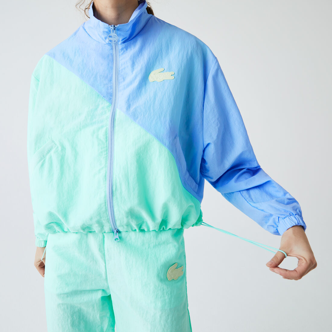 سترة بسحاب واقية من الرياح للنساء مزدوجة اللون من مجموعة Lacoste LIVE سترة بسحاب واقية من الرياح للنساء مزدوجة اللون من مجموعة Lacoste LIVE