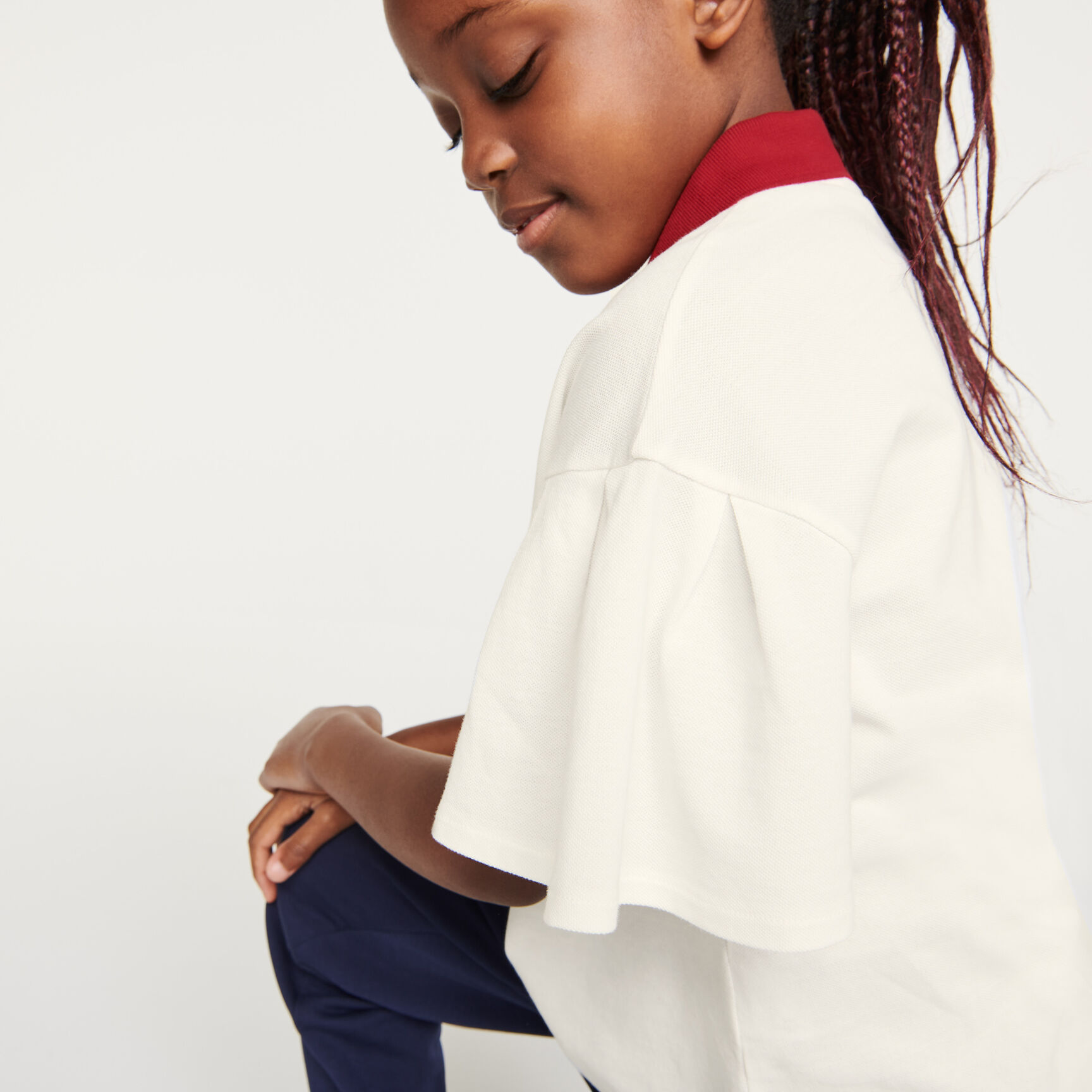 قميص بولو Lacoste للفتيات من القطن بأكمام مكشوفة ومريح قميص بولو Lacoste للفتيات من القطن بأكمام مكشوفة ومريح