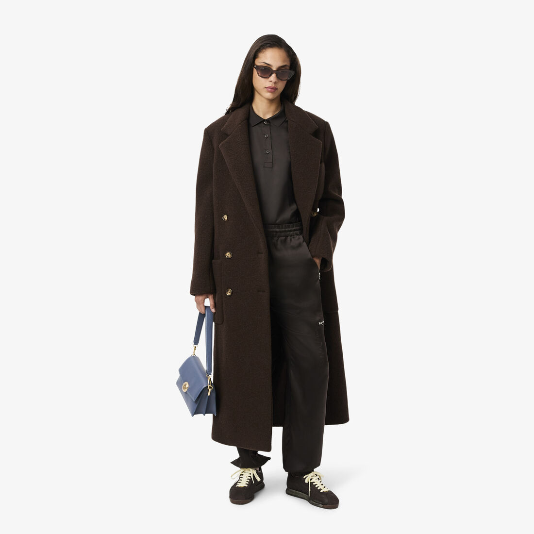 قميص بولو ساتان كبير الحجم بأكمام طويلة قميص بولو ساتان كبير الحجم بأكمام طويلة