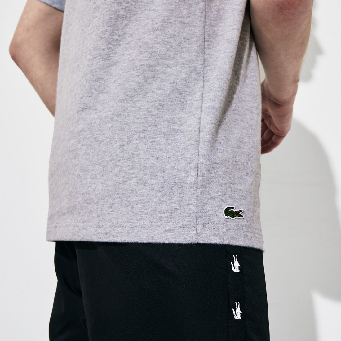 قميص تي-شيرت قطني مطبوع عليه علامة تمساح عاكسة للضوء من مجموعة Lacoste SPORT للرجال قميص تي-شيرت قطني مطبوع عليه علامة تمساح عاكسة للضوء من مجموعة Lacoste SPORT للرجال