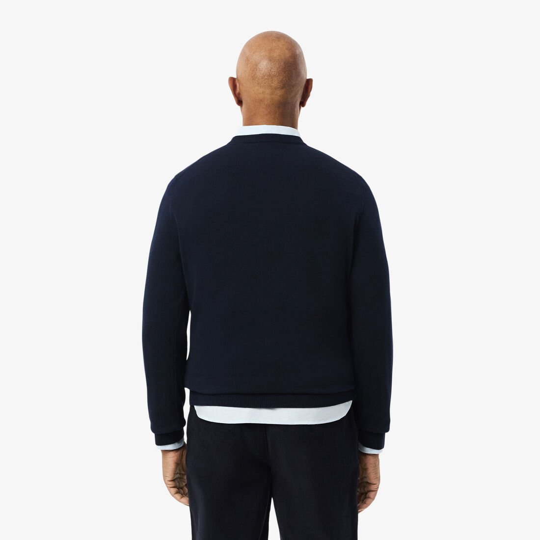 سترة قطنية أحادية اللون بفتحة رقبة على شكل حرف V سترة قطنية أحادية اللون بفتحة رقبة على شكل حرف V