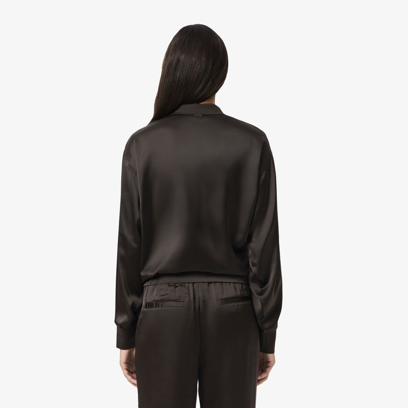 قميص بولو ساتان كبير الحجم بأكمام طويلة قميص بولو ساتان كبير الحجم بأكمام طويلة