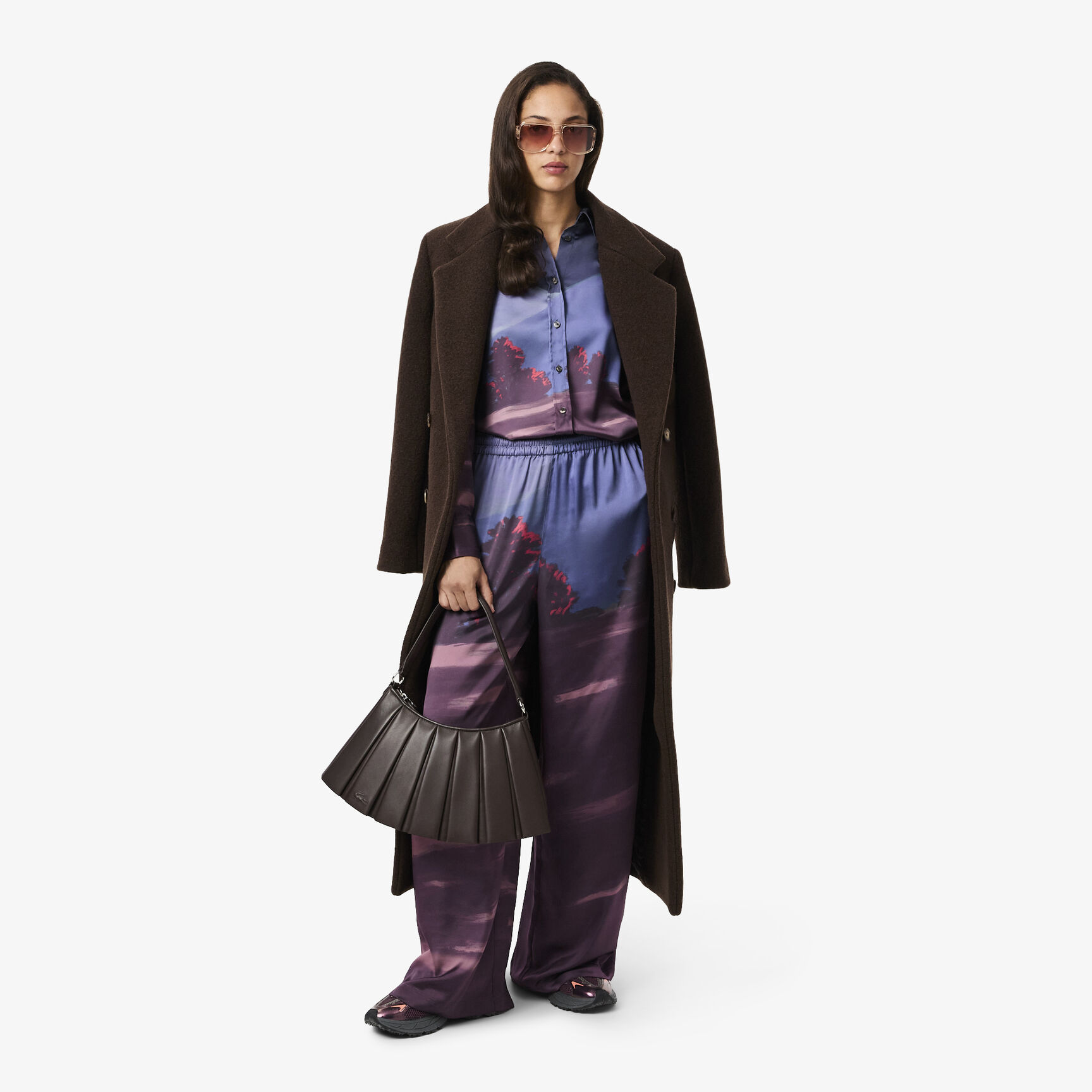 قميص ساتان بطبعة مناظر طبيعية كبيرة الحجم