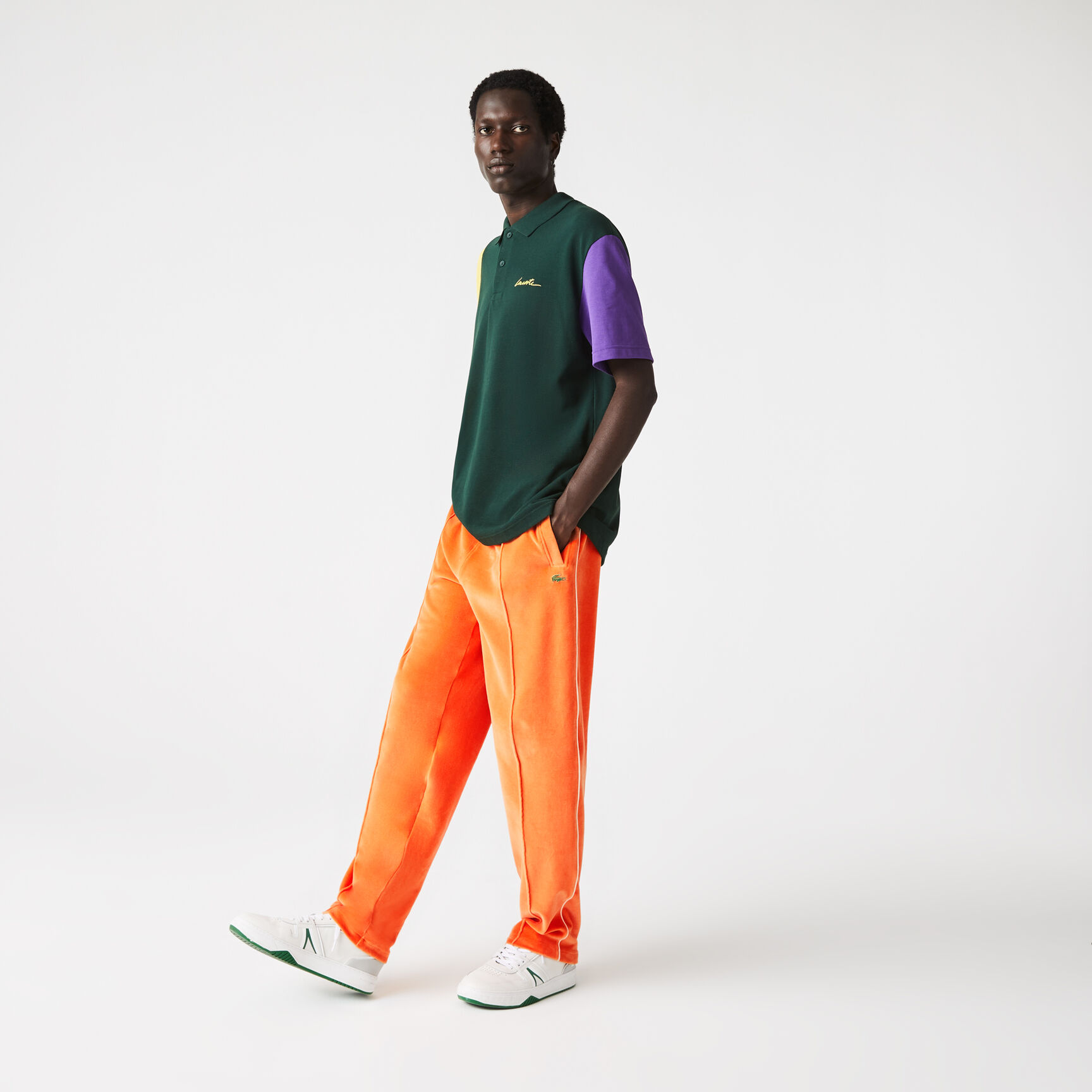 بنطلون رياضي مخمل للجنسين من مجموعة Lacoste L!VE