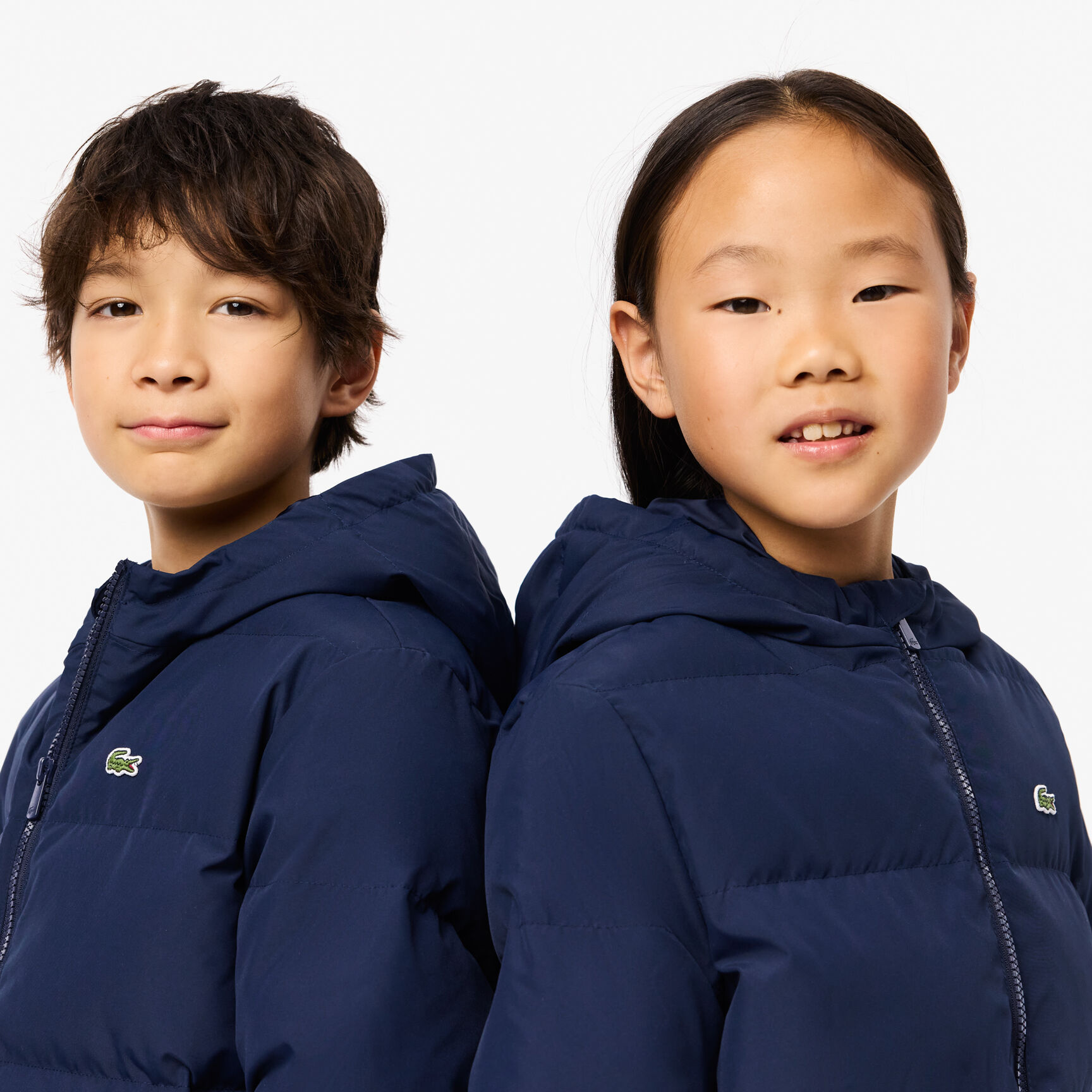 سترة منتفخة بغطاء رأس مع جلد تمساح في الخلف