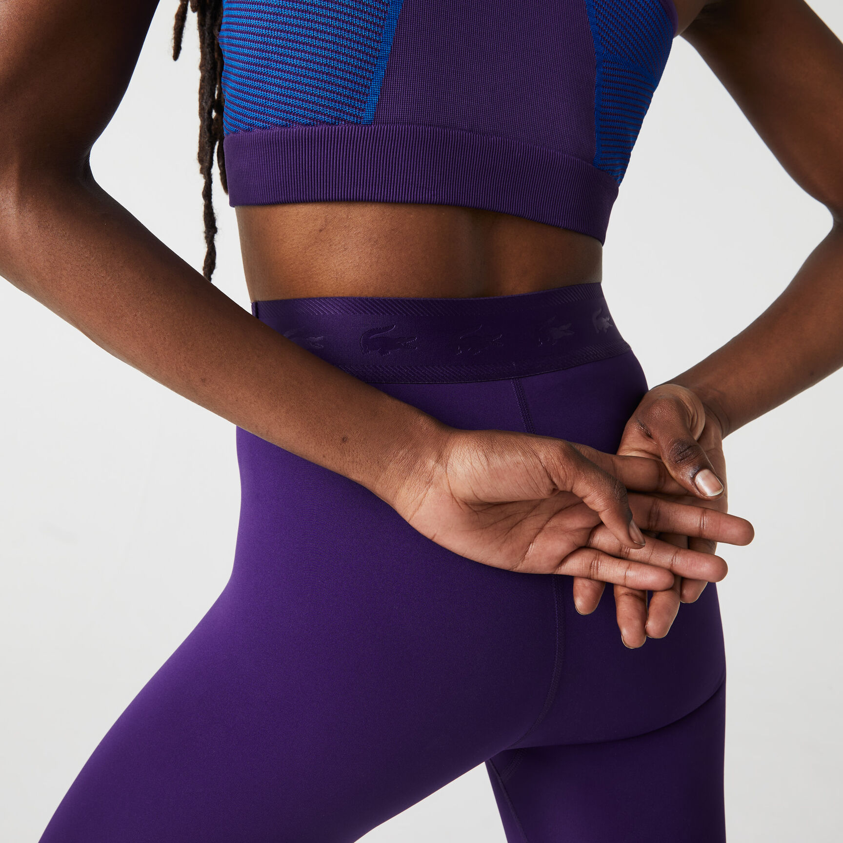 لغينغز بطبعات وعبارات لاكوست للنساء من مجموعة Lacoste SPORT