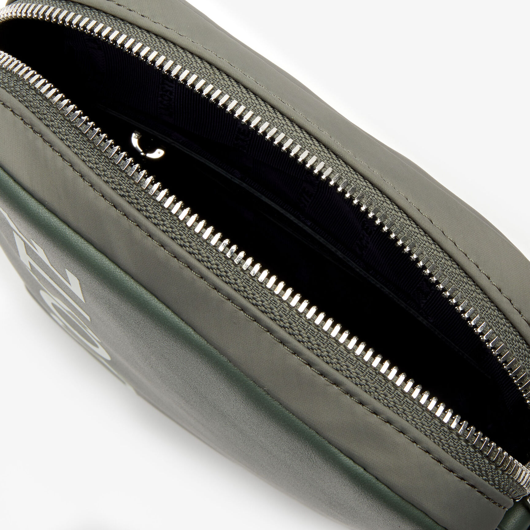 حقيبة عمودية الشكل للرجال مصنوعة من الجلد من مجموعة L.12.12 حقيبة عمودية الشكل للرجال مصنوعة من الجلد من مجموعة L.12.12