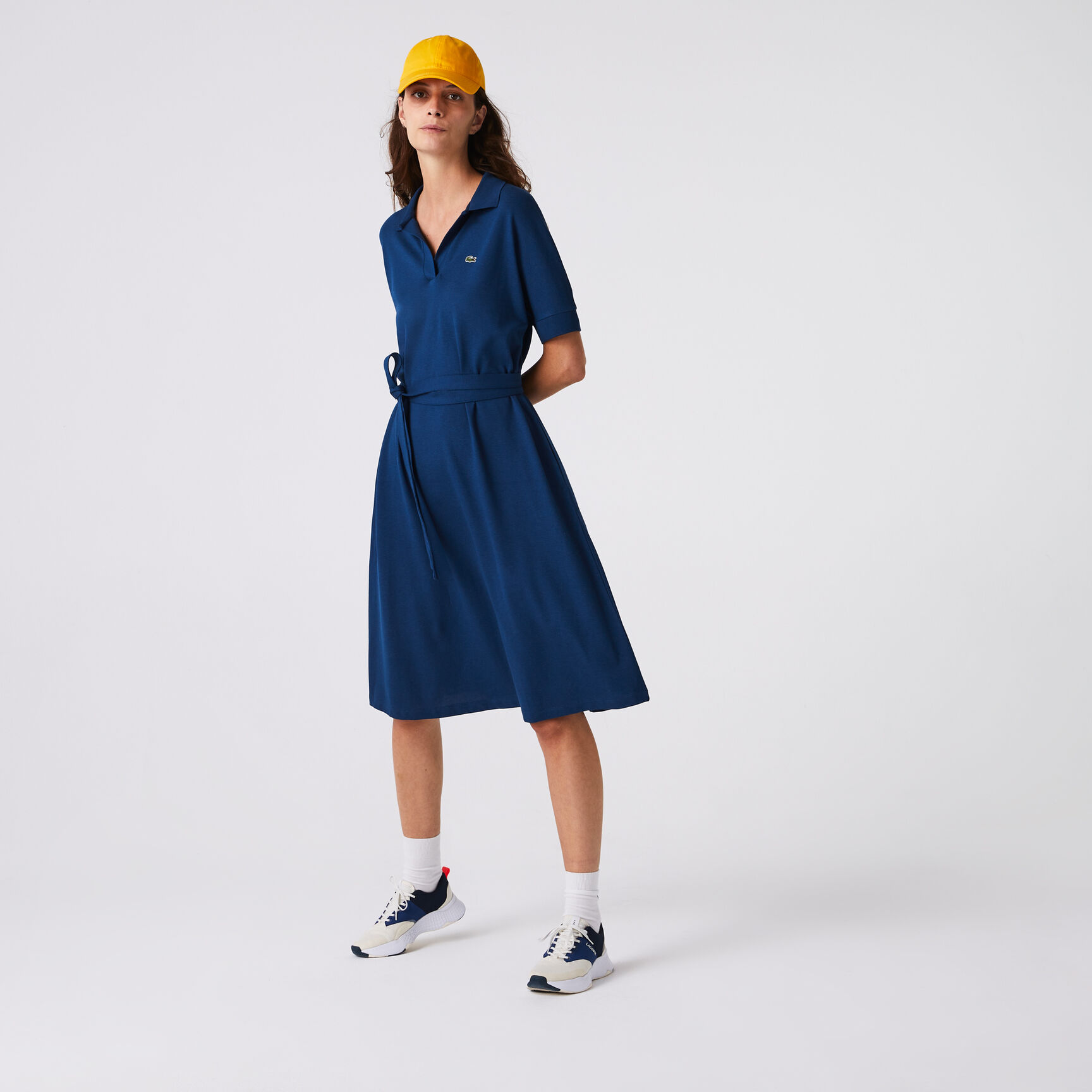 فستان بولو بيكيه بقصة واسعة وفتحة رقبة حرف V&rlm; للنساء