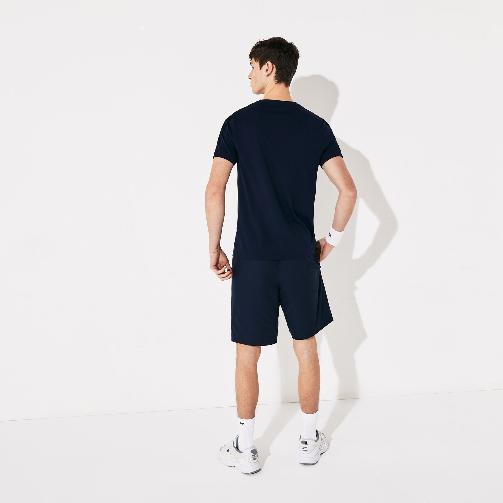 شورت من قماش خفيف مزدان بخطوط ذات ألوان متباينة من مجموعة Lacoste SPORT للرجال