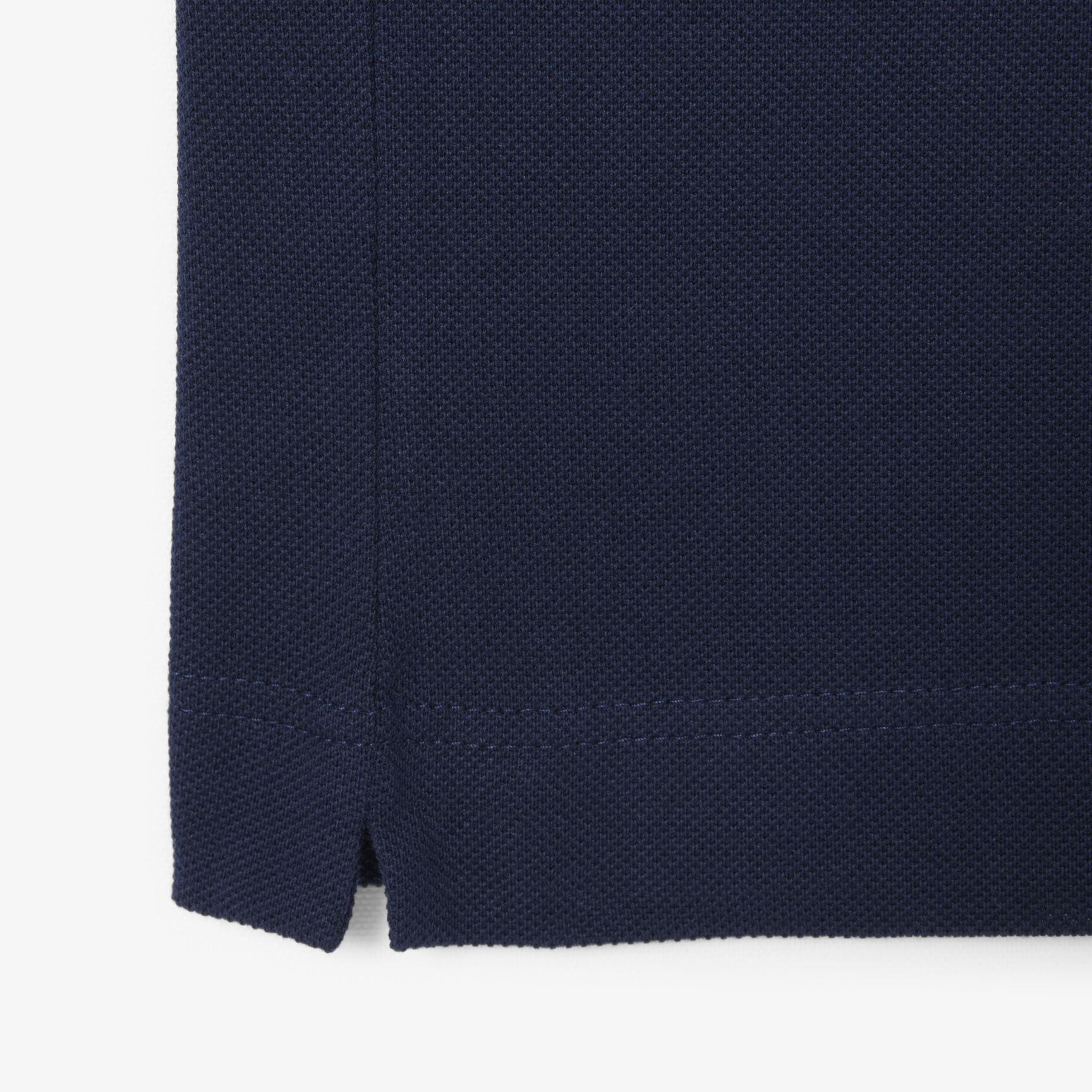 قميص بولو كلاسيكي بقصة كلاسيكية وشعار ماركة