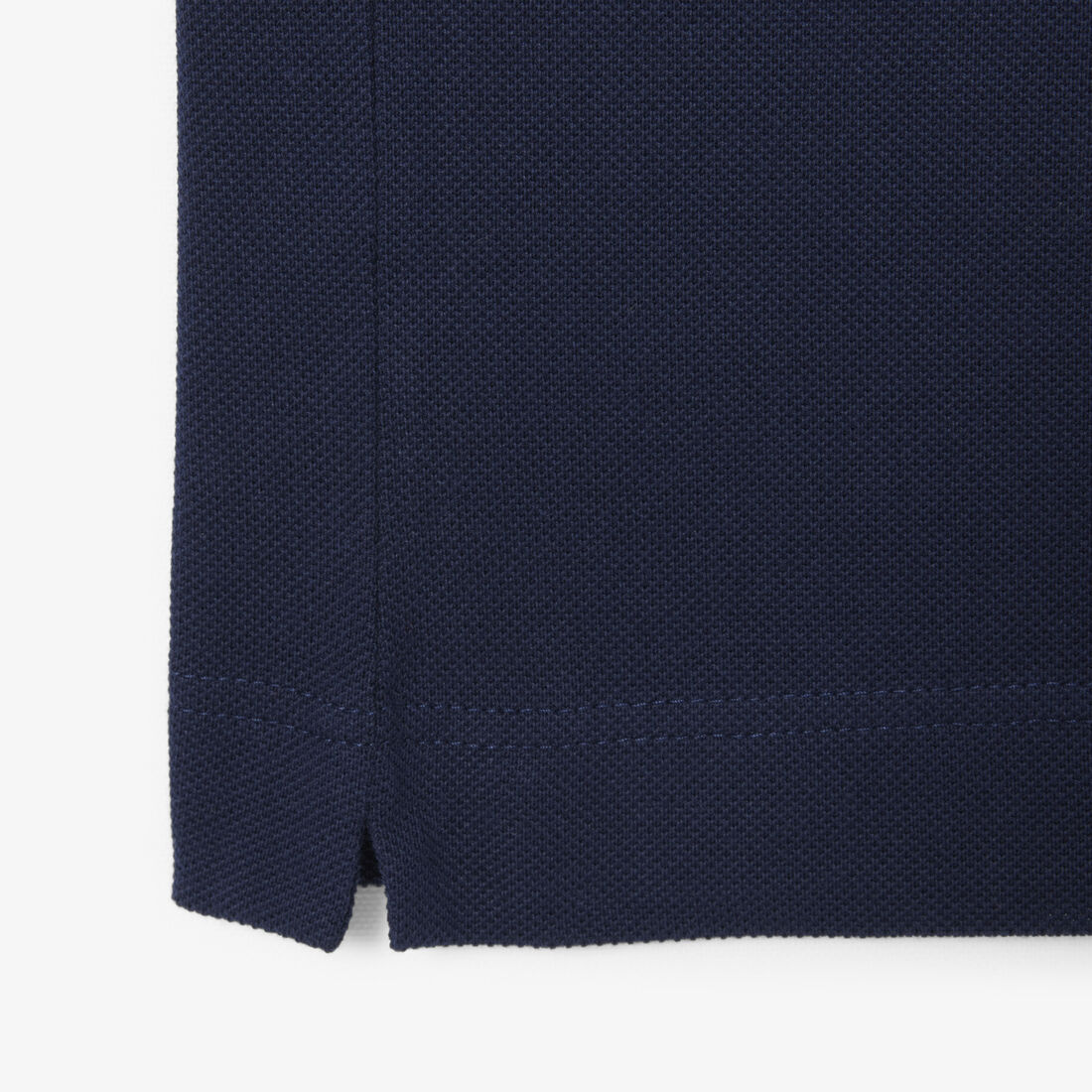 قميص بولو كلاسيكي بقصة كلاسيكية وشعار ماركة قميص بولو كلاسيكي بقصة كلاسيكية وشعار ماركة