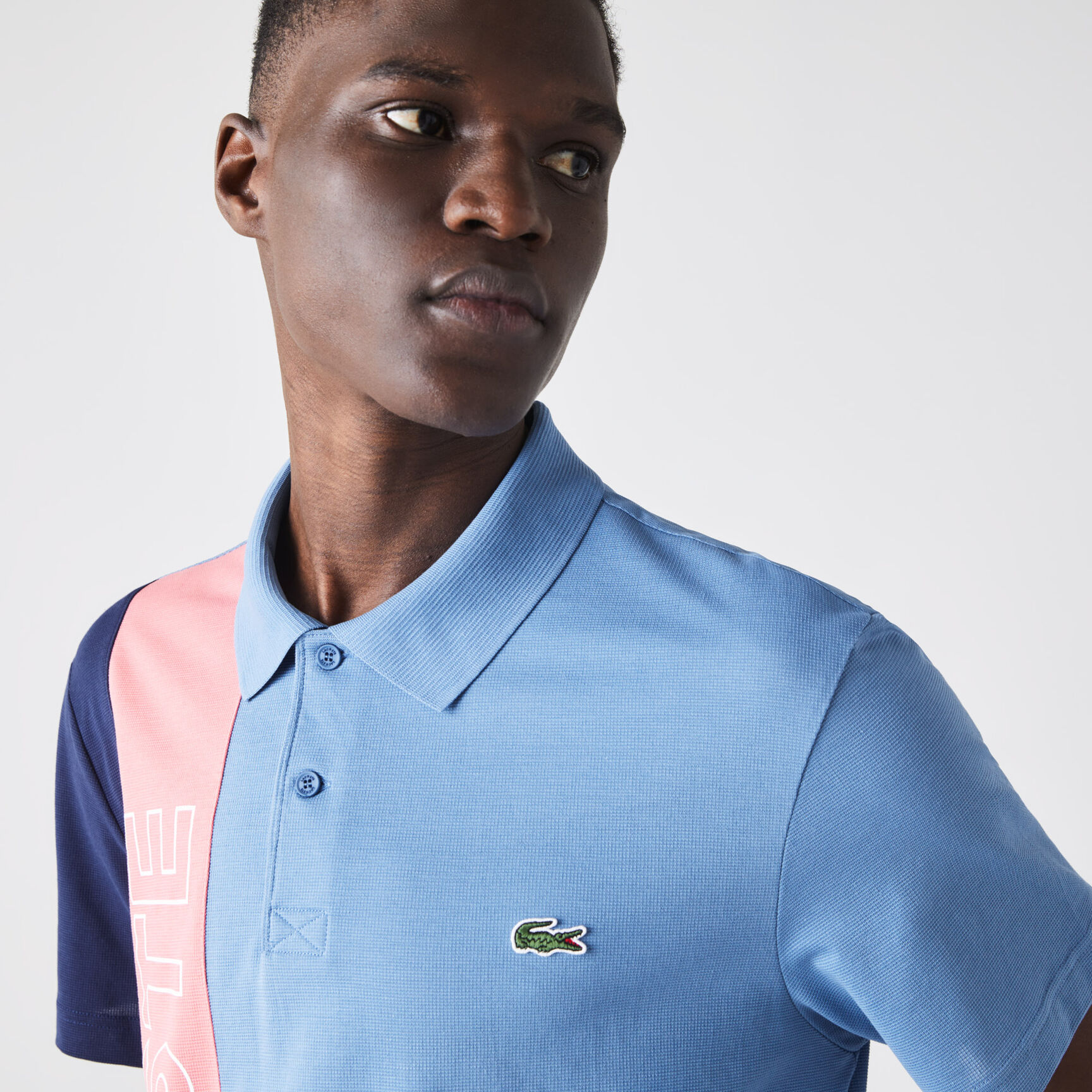 قميص بولو للرجال قصة عادية بكتل لونية من نسيج محبوك فائق الخفة