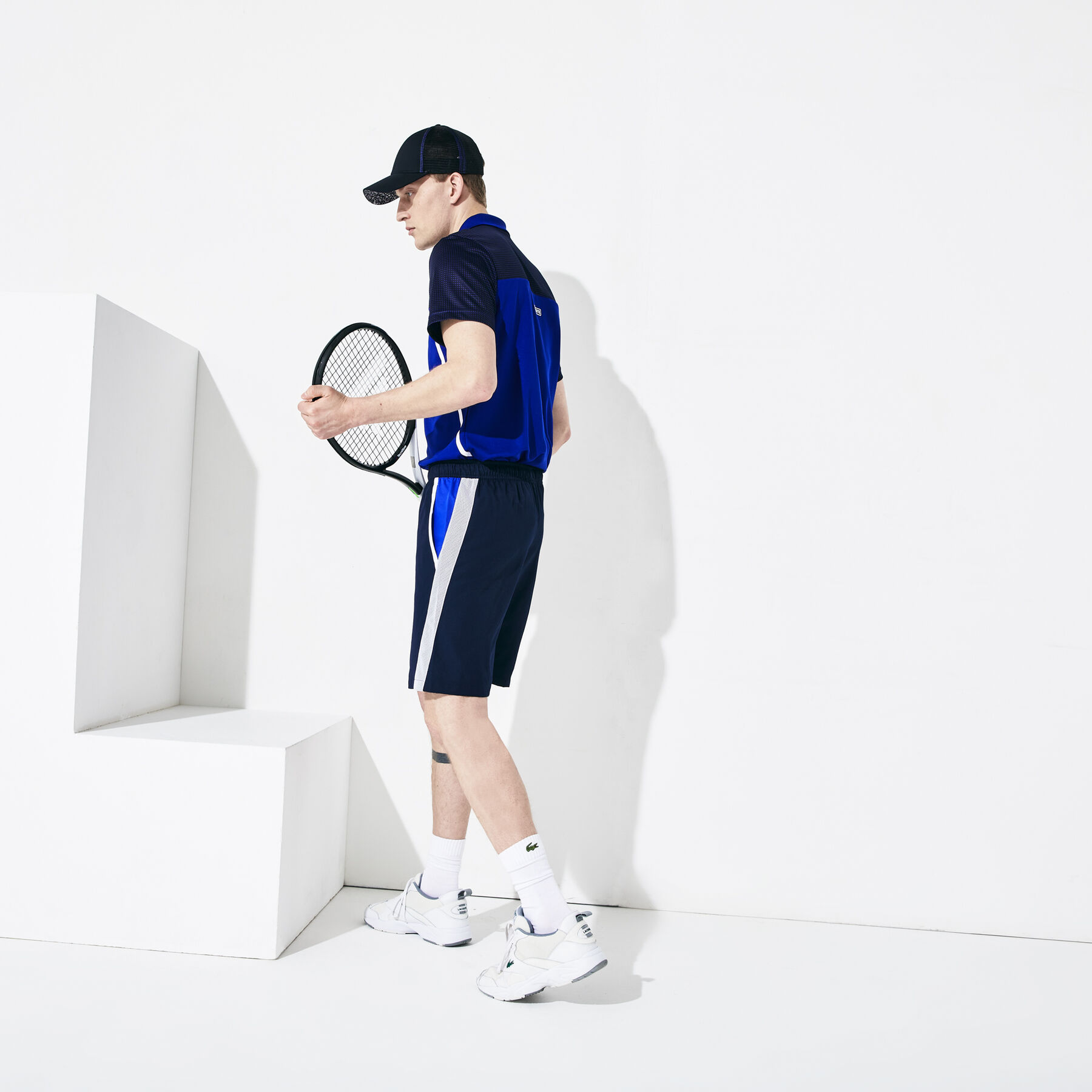 شورت رياضي للعب التنس بقصة متباينة من مجموعة LacosteSPORT للرجال لاكوست شورت رياضي للعب التنس بقصة متباينة من مجموعة lacostesport للرجال