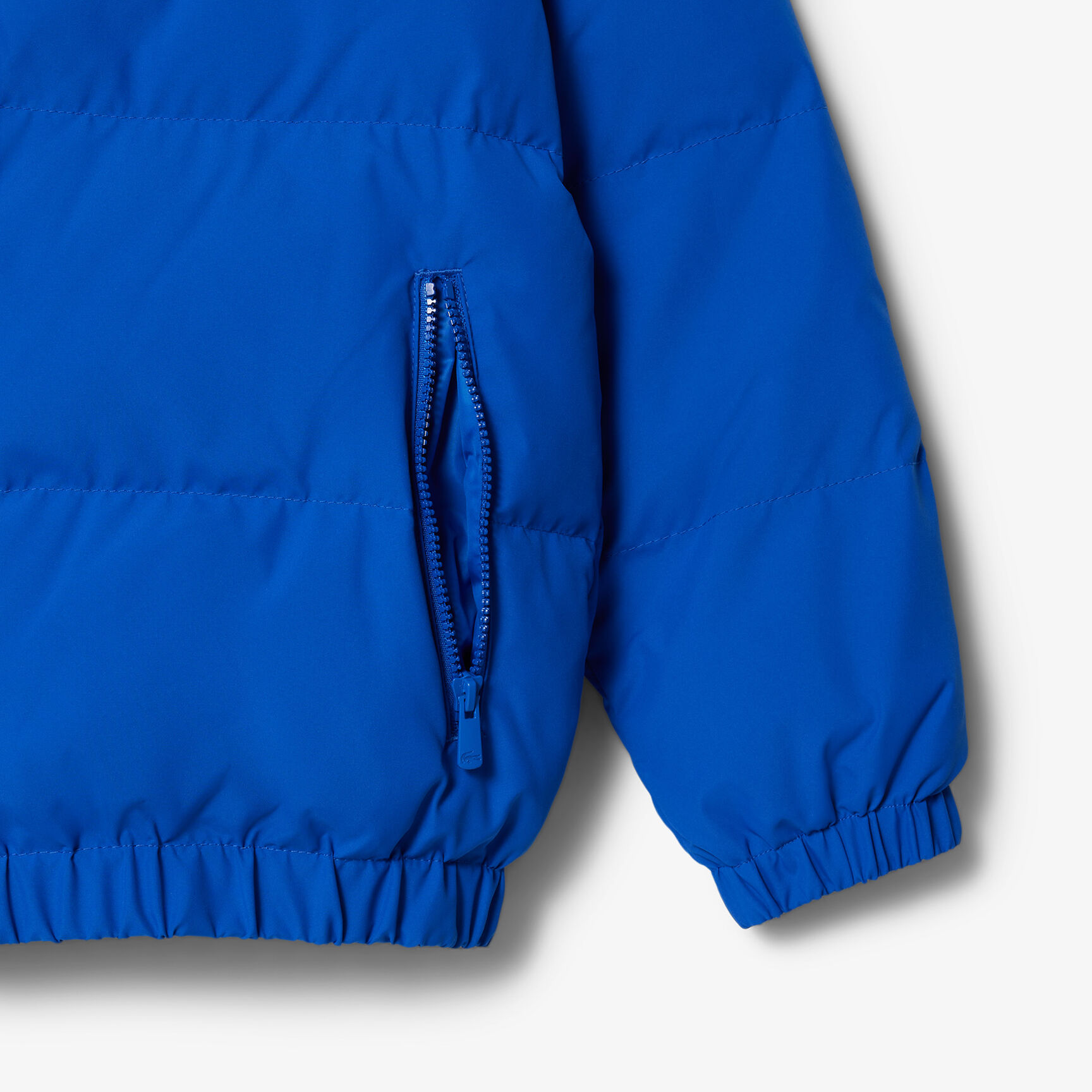 سترة منتفخة بغطاء رأس مع جلد تمساح في الخلف سترة منتفخة بغطاء رأس مع جلد تمساح في الخلف