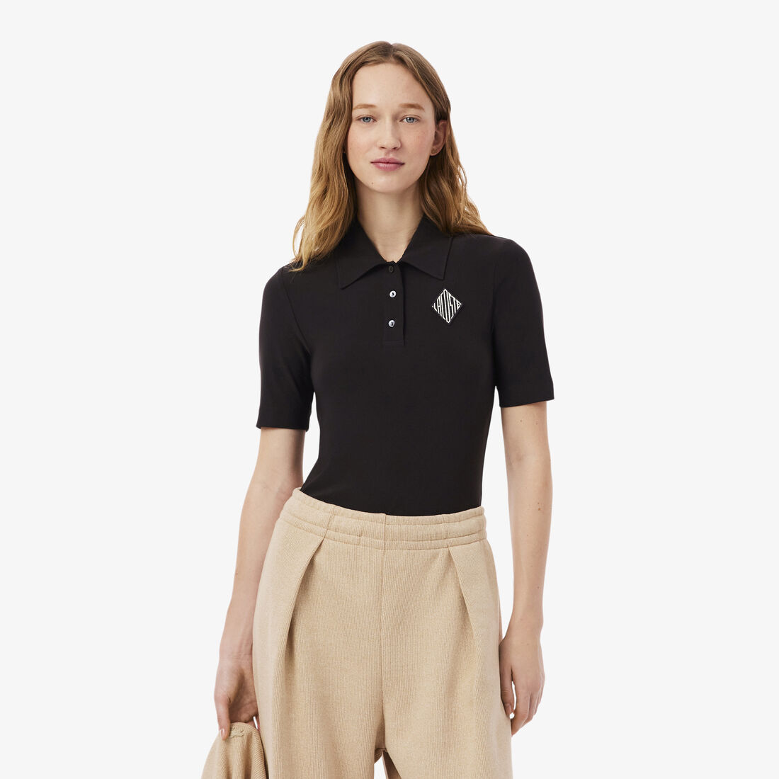 قميص بولو مطرز بقصة ضيقة