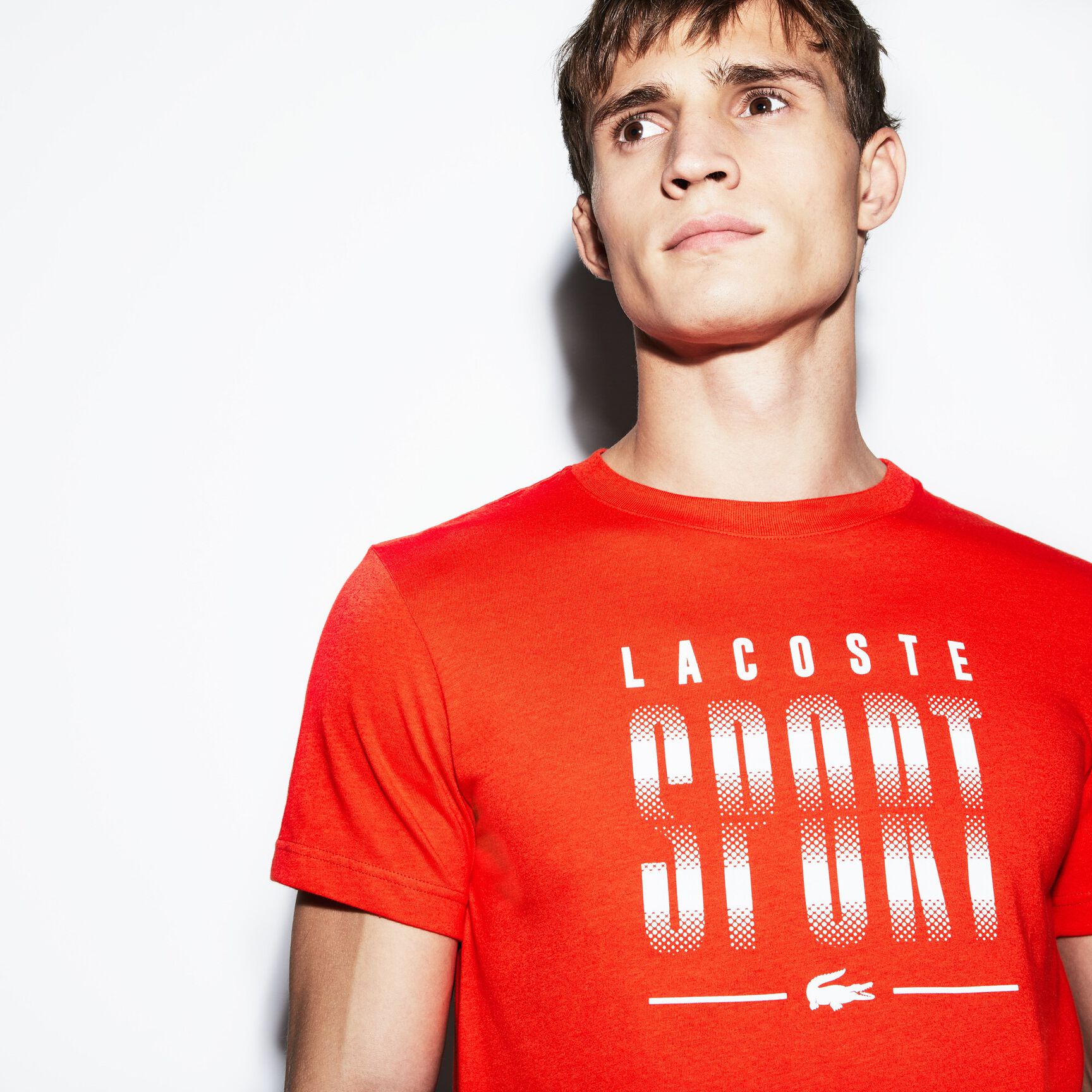 قميص تي-شيرت للرجال لرياضة التنس من الجيرسيه العملي بفتحة رقبة دائرية ومزدان بحروف أنيقة من مجموعة Lacoste SPORT قميص تي-شيرت للرجال لرياضة التنس من الجيرسيه العملي بفتحة رقبة دائرية ومزدان بحروف أنيقة من مجموعة Lacoste SPORT