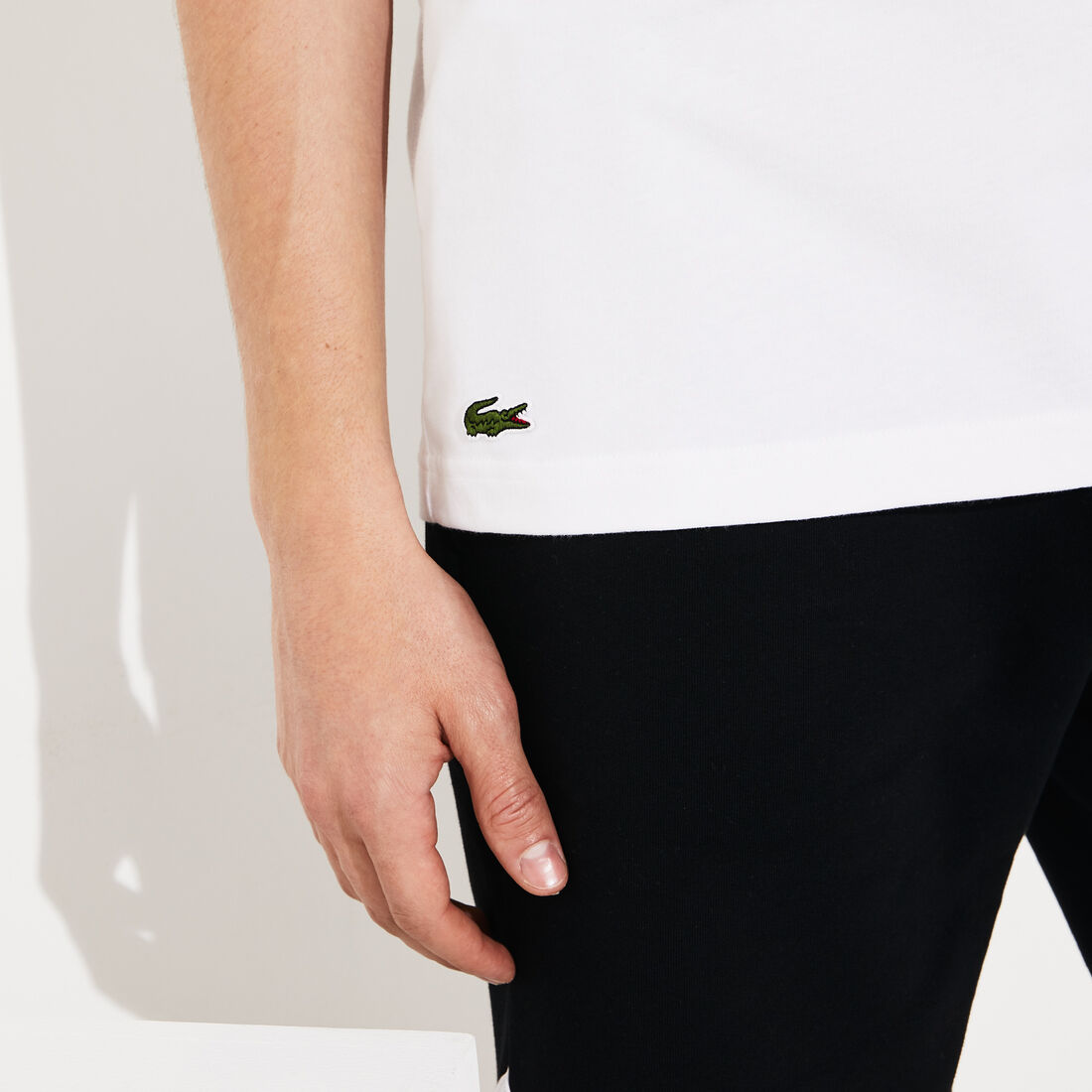 قميص تي-شيرت قطني مطبوع عليه علامة تمساح عاكسة للضوء من مجموعة Lacoste SPORT للرجال قميص تي-شيرت قطني مطبوع عليه علامة تمساح عاكسة للضوء من مجموعة Lacoste SPORT للرجال